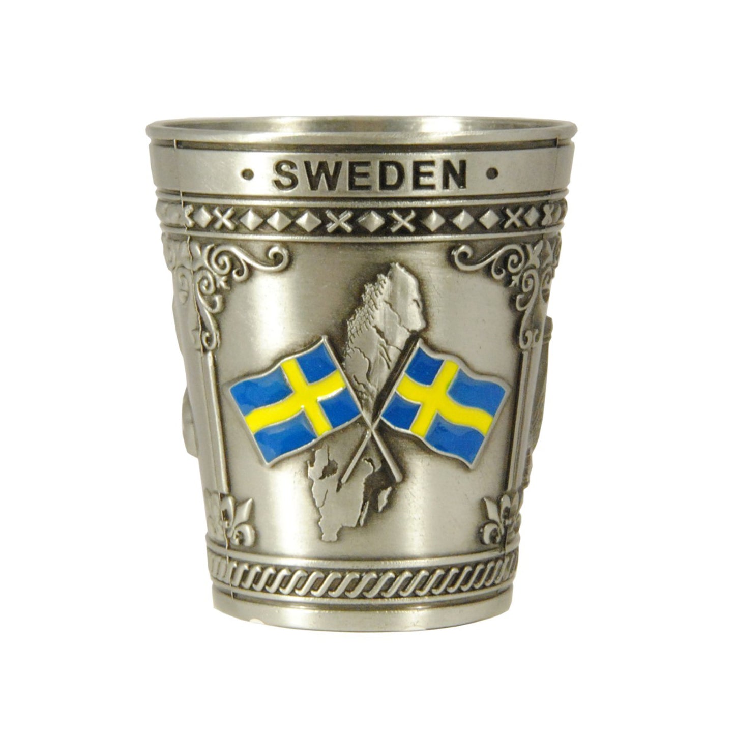 Metall-shotglas med 3 olika Sverigemotiv: älg, karta och vikingaskepp. Här visas ena sidan av glaset som är dekorerat med ett reliefmotiv av en Sverigekarta, två svenska flaggor samt texten "Sweden"