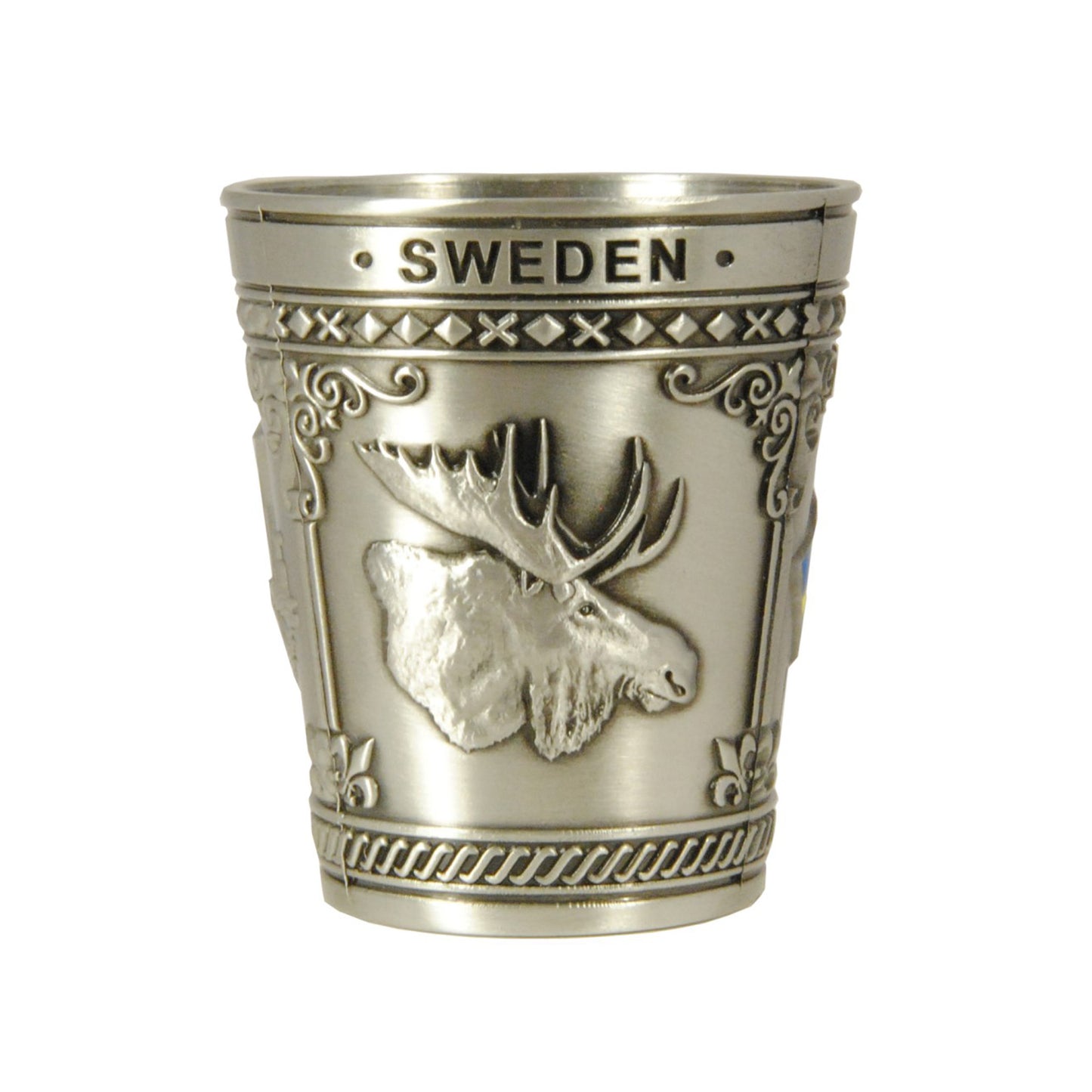 Metall-shotglas med 3 olika Sverigemotiv: älg, karta och vikingaskepp. Här visas ena sidan av glaset som är dekorerat med ett älghuvud och texten Sweden.
