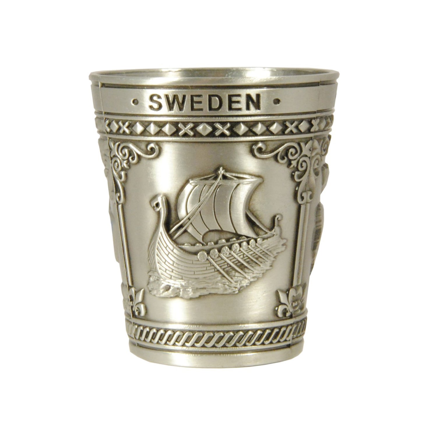 Metall-shotglas med 3 olika Sverigemotiv: älg, karta och vikingaskepp. Här visas ena sidan av glaset som är dekorerat med ett vikingaskepp och texten Sweden.