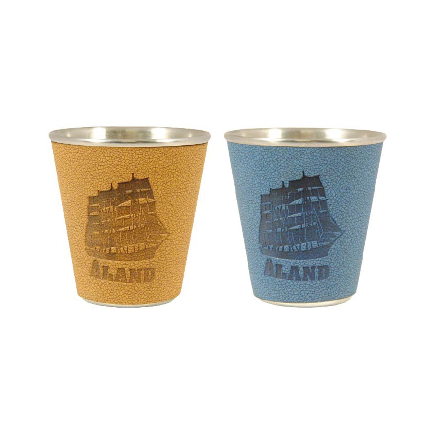Ett blått metallshotglas med läderomslag och ett brunt metallshotglas med läderomslag, båda med motiv av segelfartyget Pommern och texten "Åland".