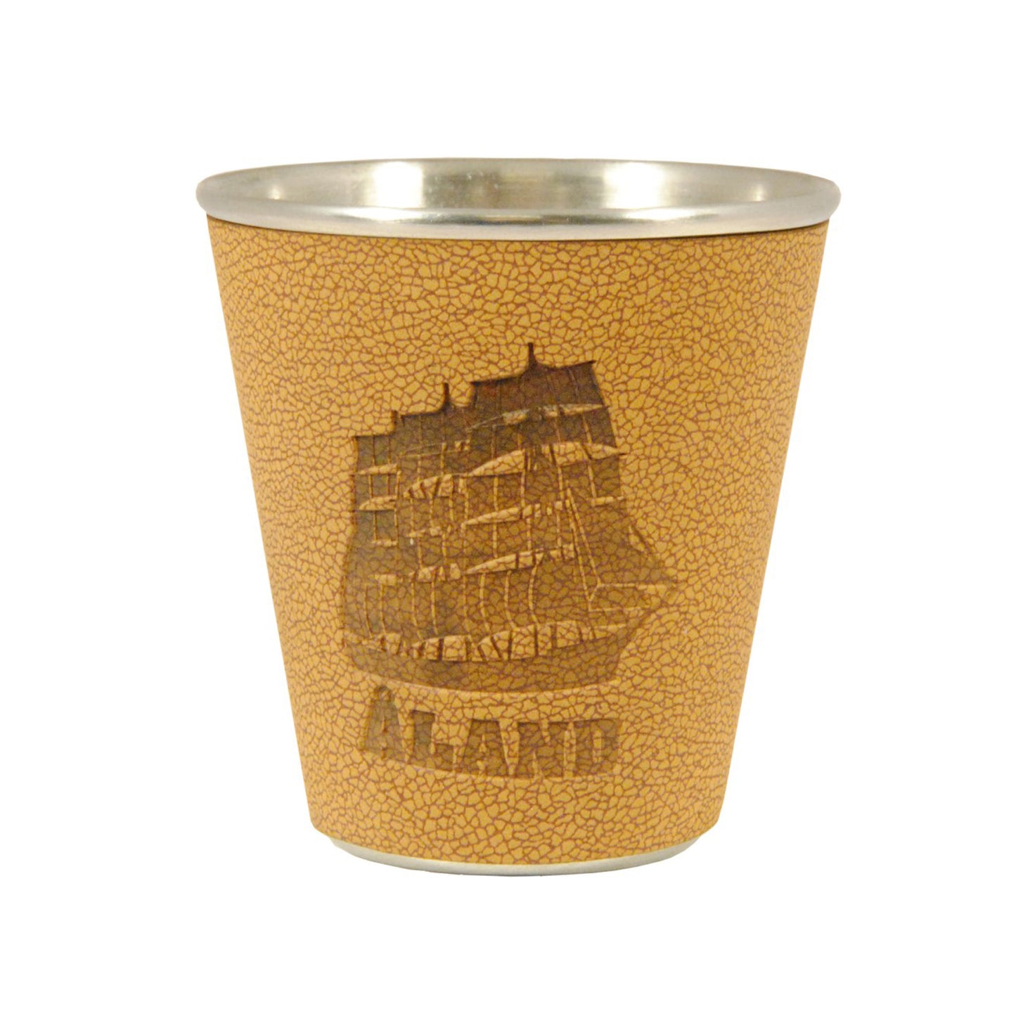 Metallshotglas med brunt läderomslag, motiv av segelfartyget Pommern och texten "Åland".