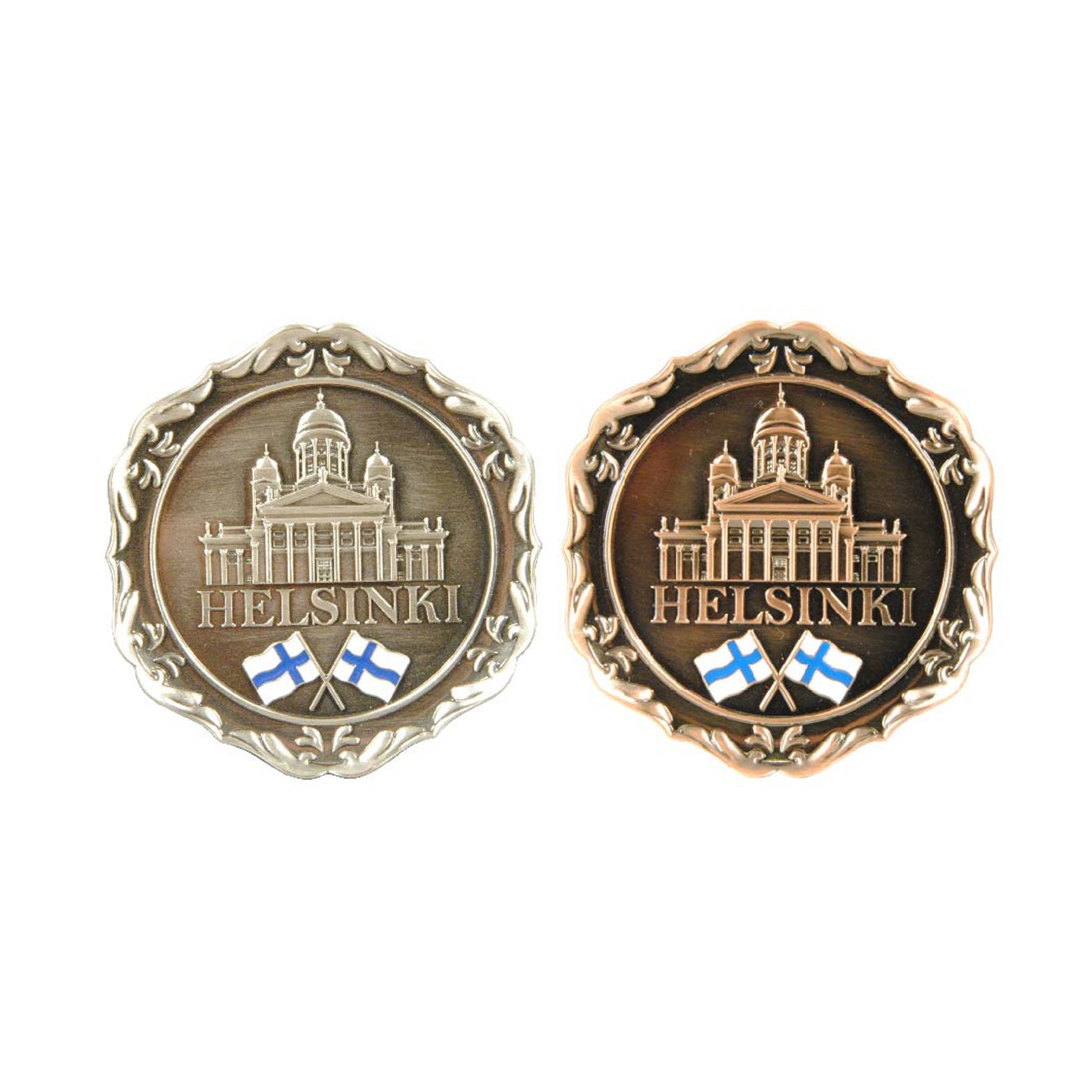 Runda metallmagneter med Helsingfors domkyrka, texten “HELSINKI” och två finska flaggor. Visas här i färgerna brons och tenn. Diameter 70 mm, dekorativ tallriksdesign.