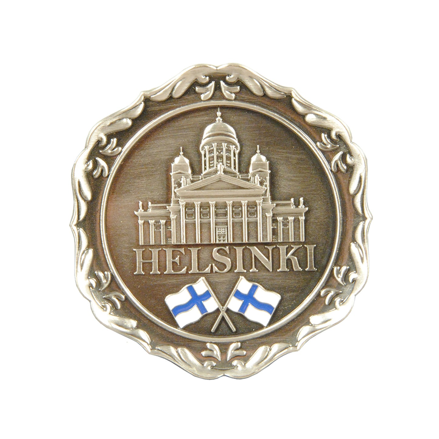 Rund tennfärgad metallmagnet med Helsingfors domkyrka, texten “HELSINKI” och två finska flaggor.