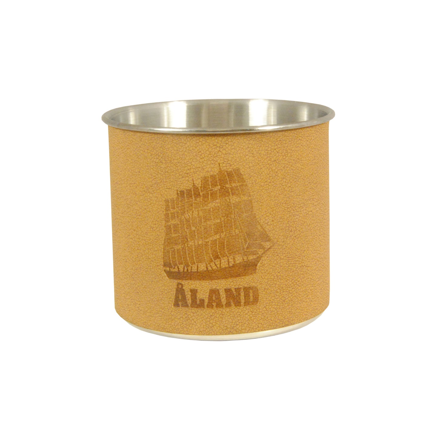 Brun metallmugg med läderhölje och tryck av segelfartyget Pommern. Höjd 7,5 cm.