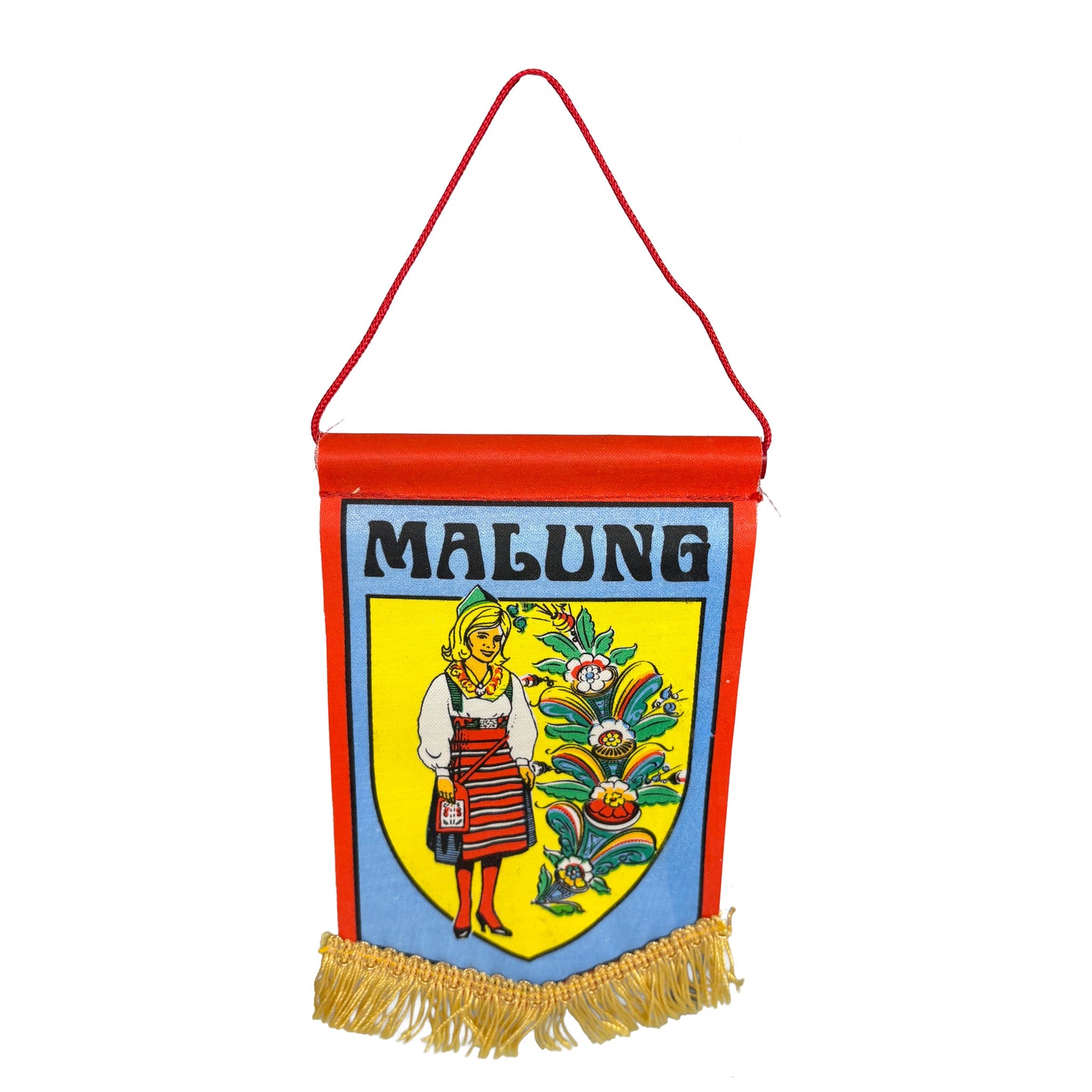 Röd mini fana med gula fransar och motiv från Malung samt texten "Malung".