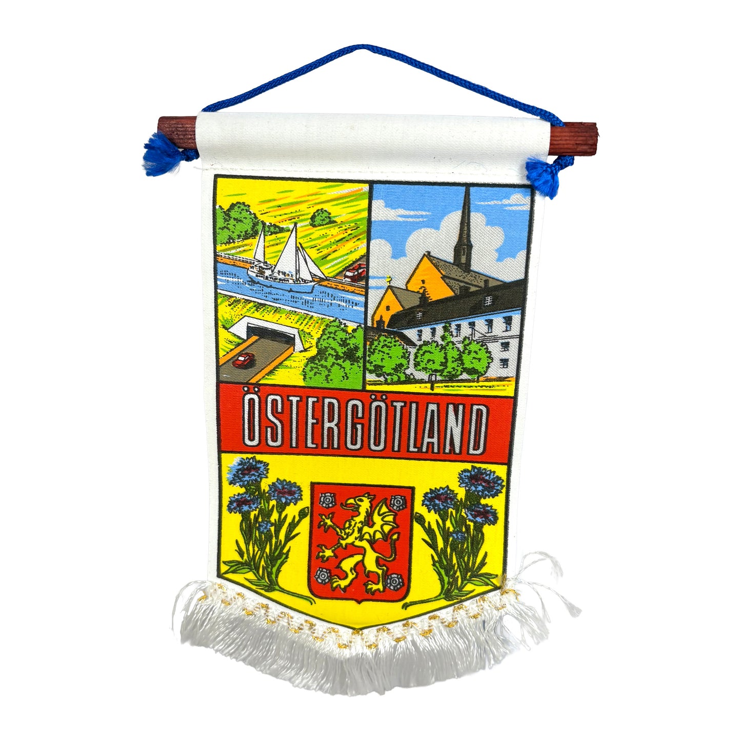 Vit mini fana med vita fransar och motiv från Östergötland samt texten "Östergötland".