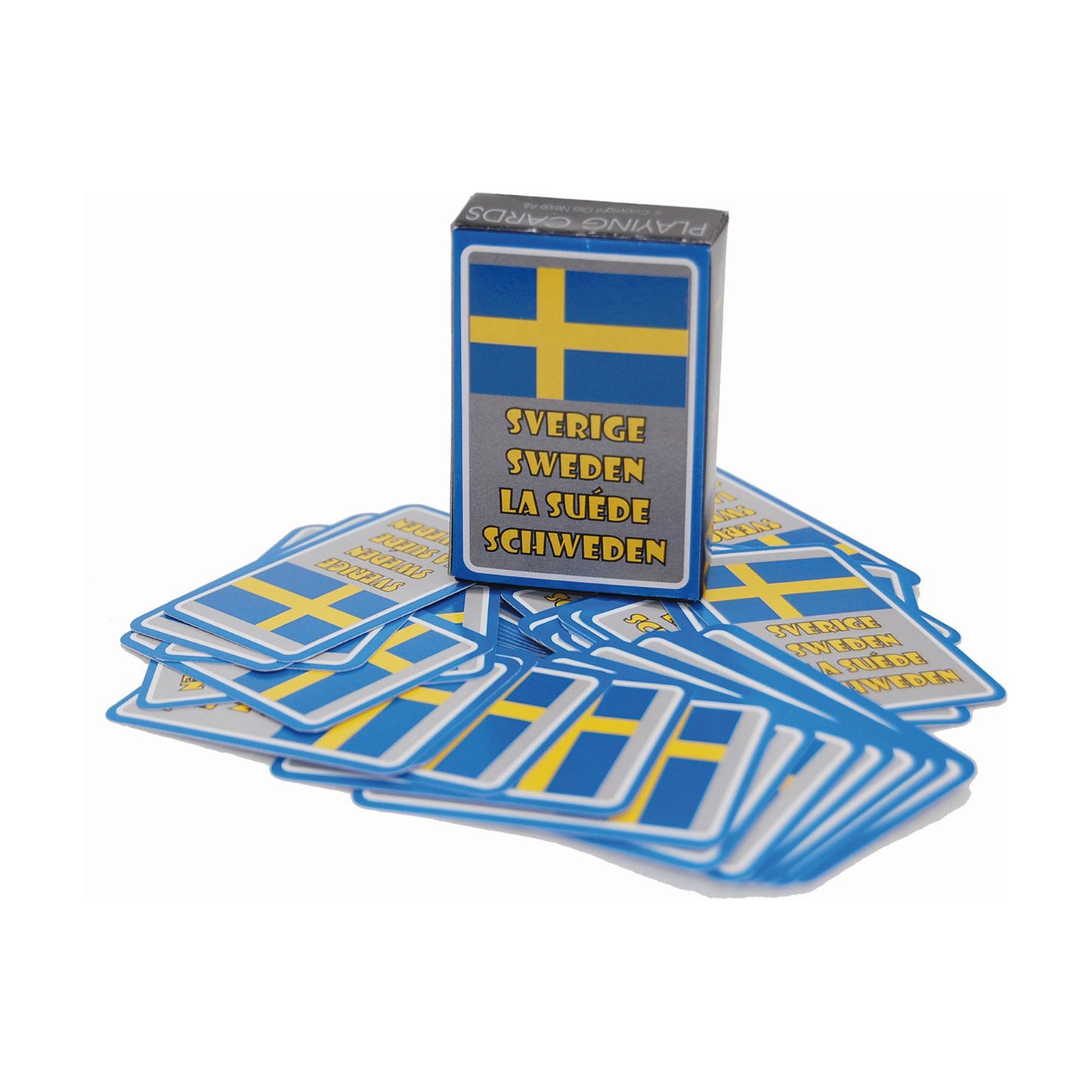 Mini kortlek med svensk flagga och utspridda spelkort runtom.