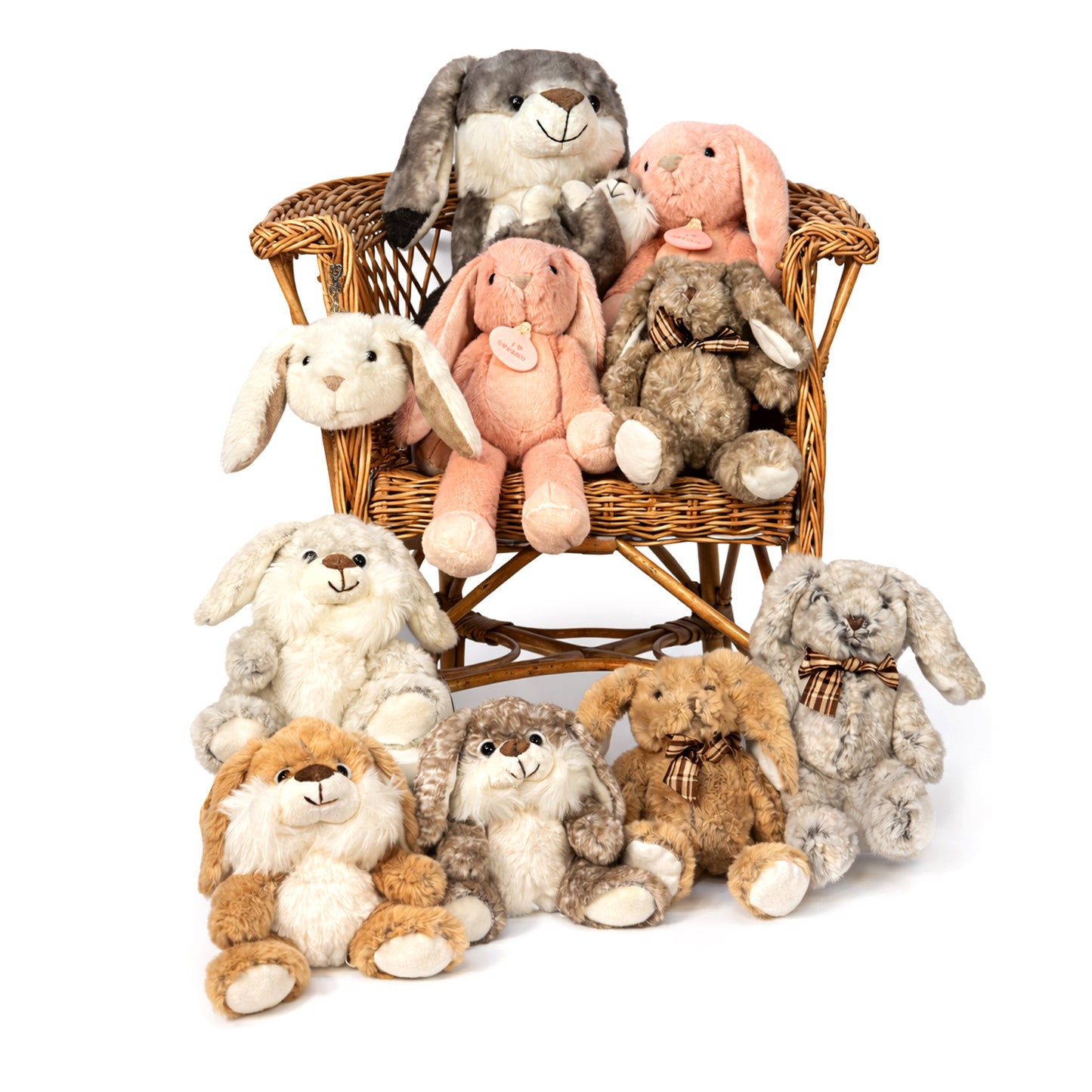 En busig liten kaninfamilj av mjuka gosedjur som myser tillsammans i och runt en rottingstol.