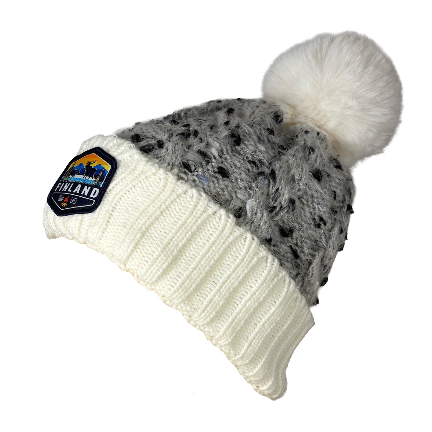 Souvenirmössa från Finland – stickad modell i vitt och grått med vit tofs och muddmärke - sedd från sidan.