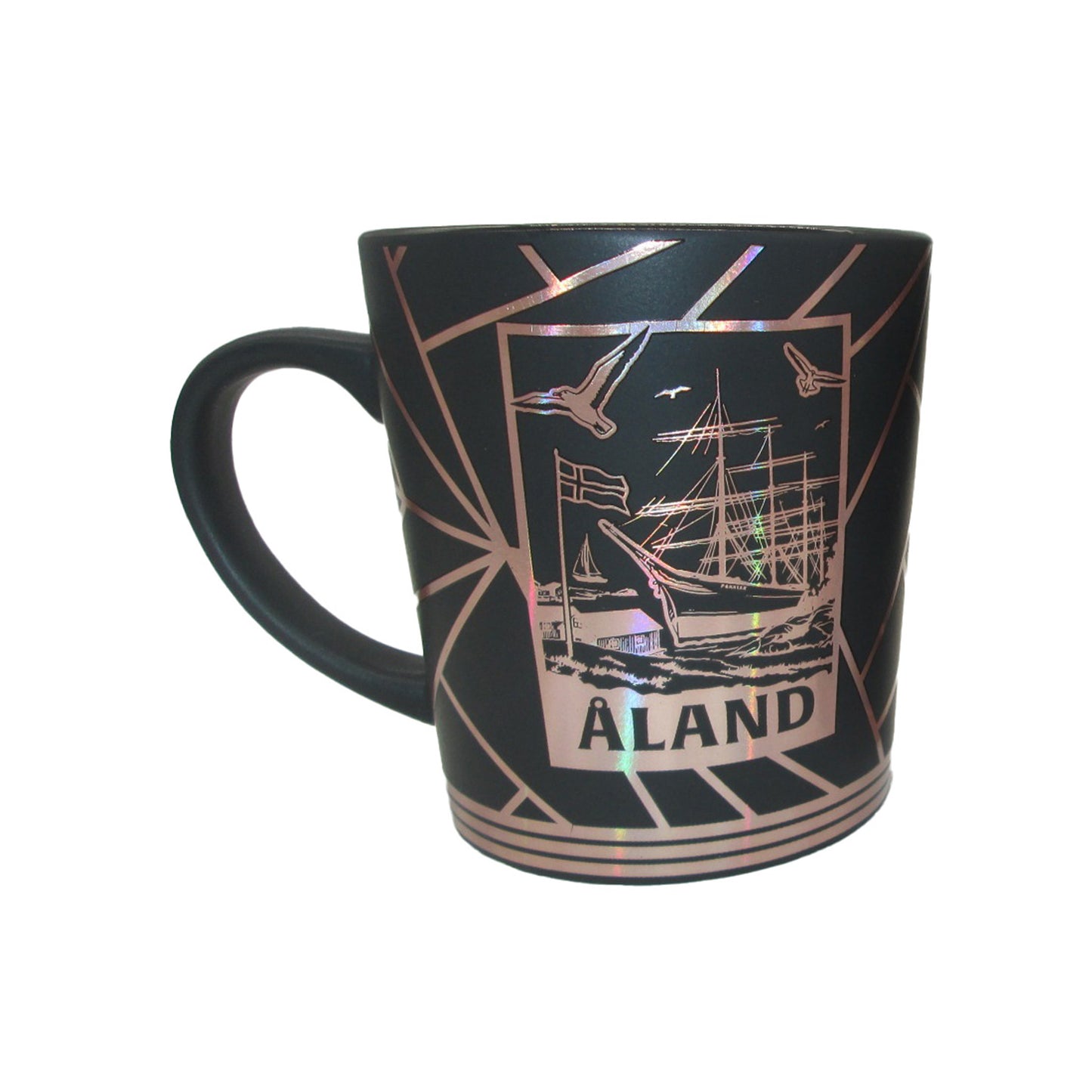 Baksidan av svart mugg med samma roséguldfärgade motiv av Pommern och texten Åland som på framsidan.
