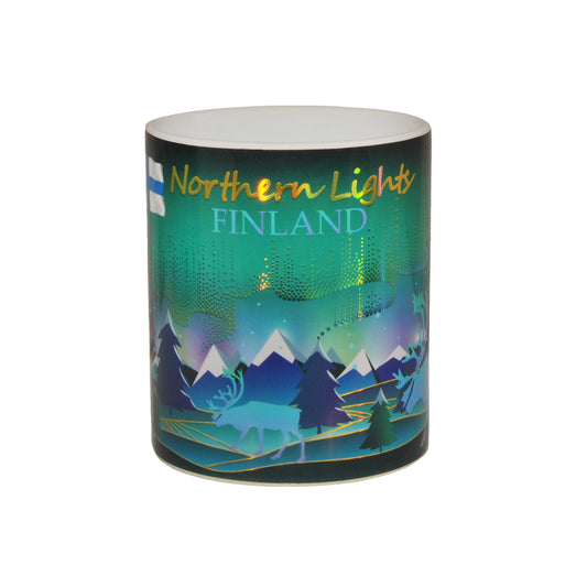 Mugg med skimrande norrskensmotiv, renar och finska flaggan. Kaffekoppen visar ett snöbeklätt fjällandskap, texterna "FINLAND" och "Northern Lights", samt färgsprakande norrsken på himlen.