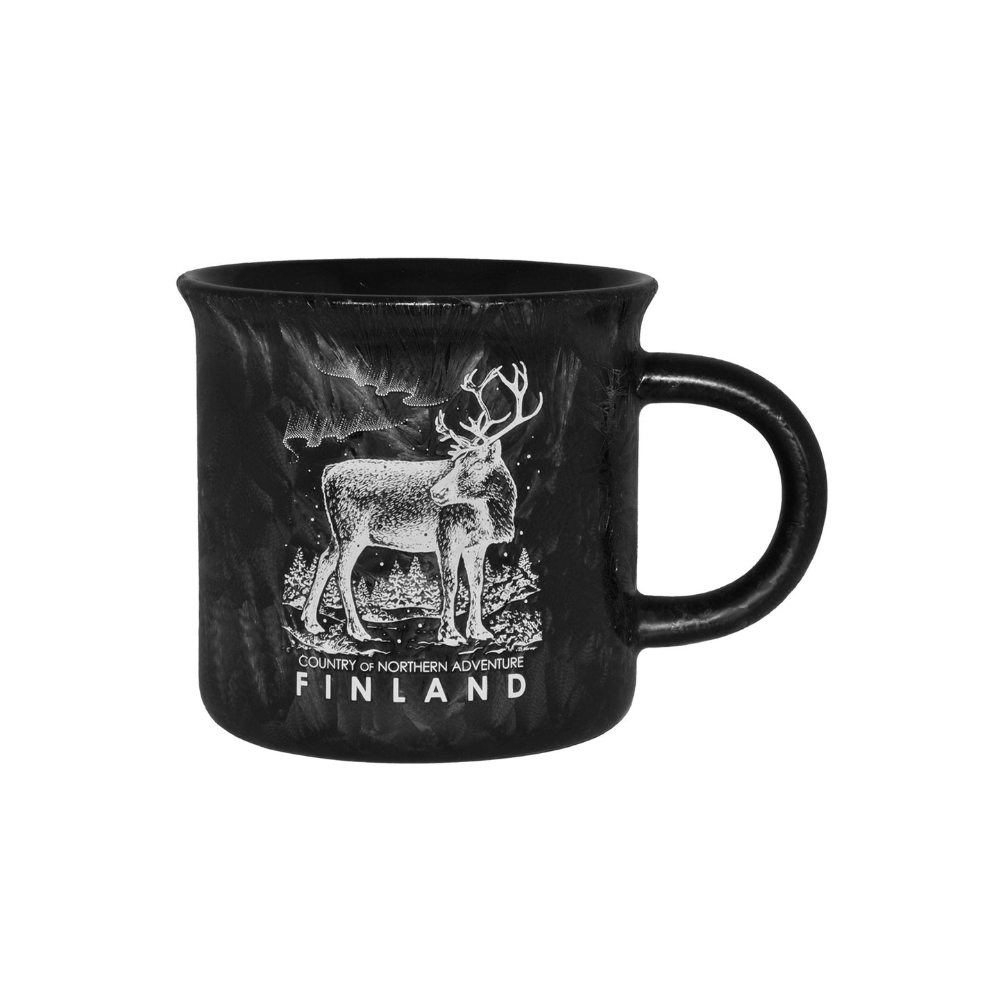 Svart mugg med isliknande design, dekorerad med en ren och texten "Finland".