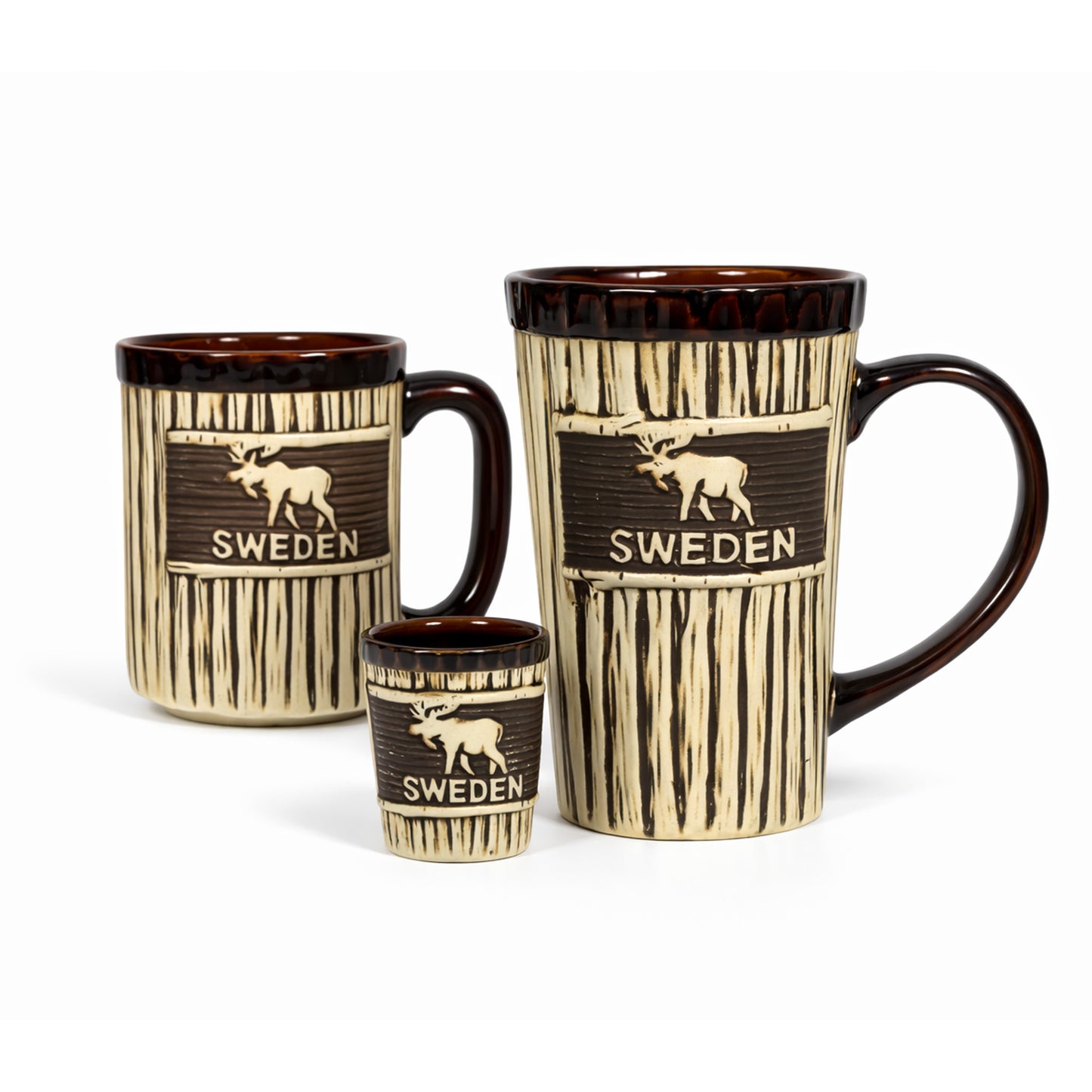 Våran serie med mugg, shotglas och lattemugg i ett träliknande utseende men älg och texten "SWEDEN". Muggen har en brun kant upptill och även bruna handtag på mugg och lattemugg.