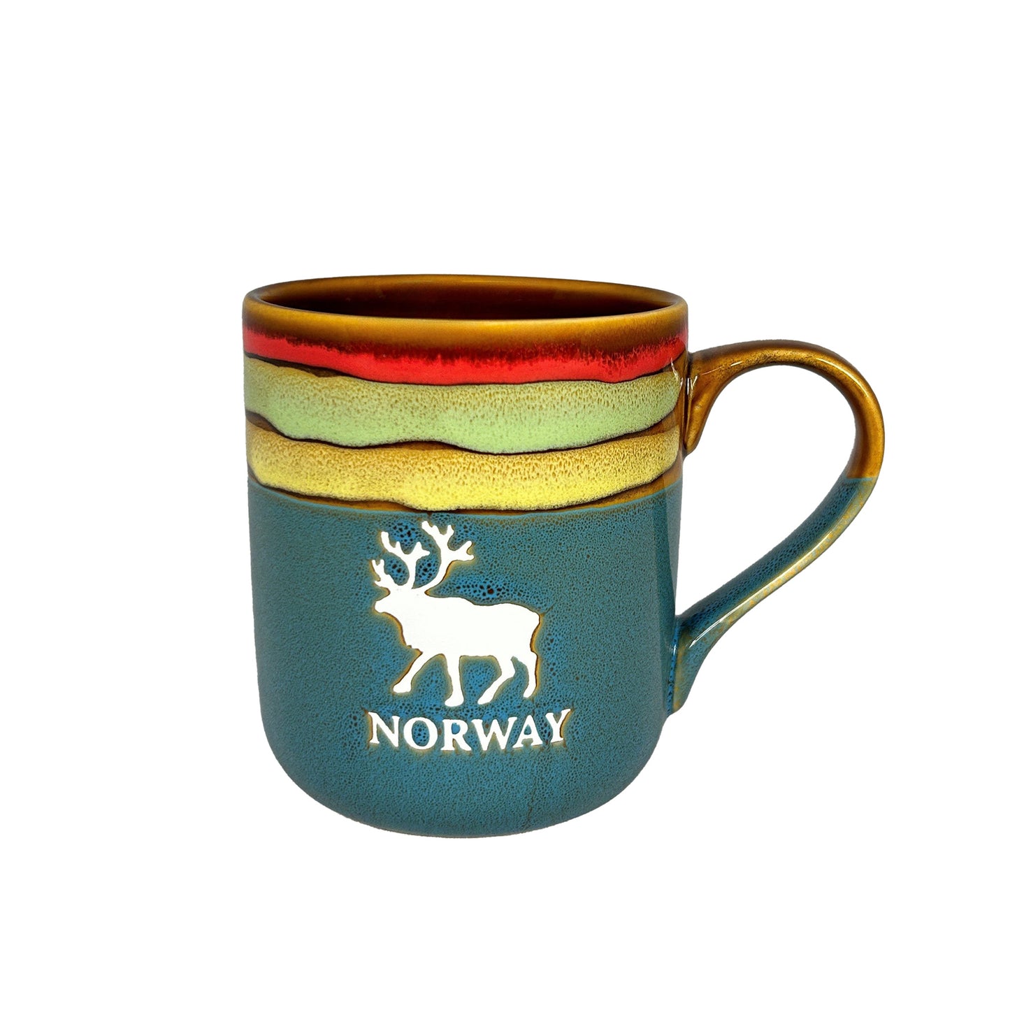 Blå stengodsmugg med motiv av en ren och texten Norway. Muggen har dekorativa ränder i grönt, rosa och ljusgult runt kanten.