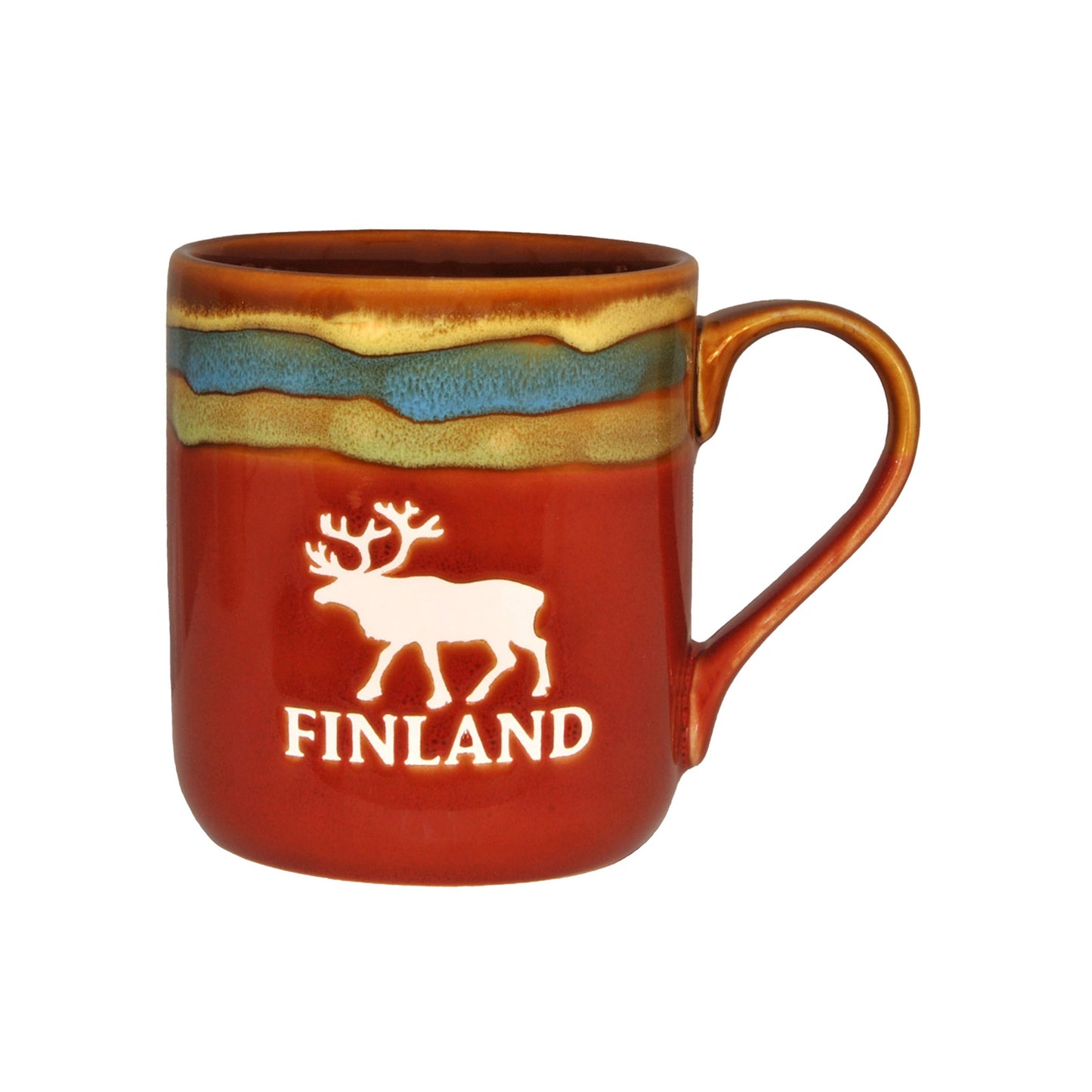 Röd stengodsmugg med texten Finland och en vit ren. Fina ränder i grönt, blått och ljusgult syns upptill, och muggen ger en klassisk känsla som är både funktionell och vacker. Perfekt som souvenir eller present.