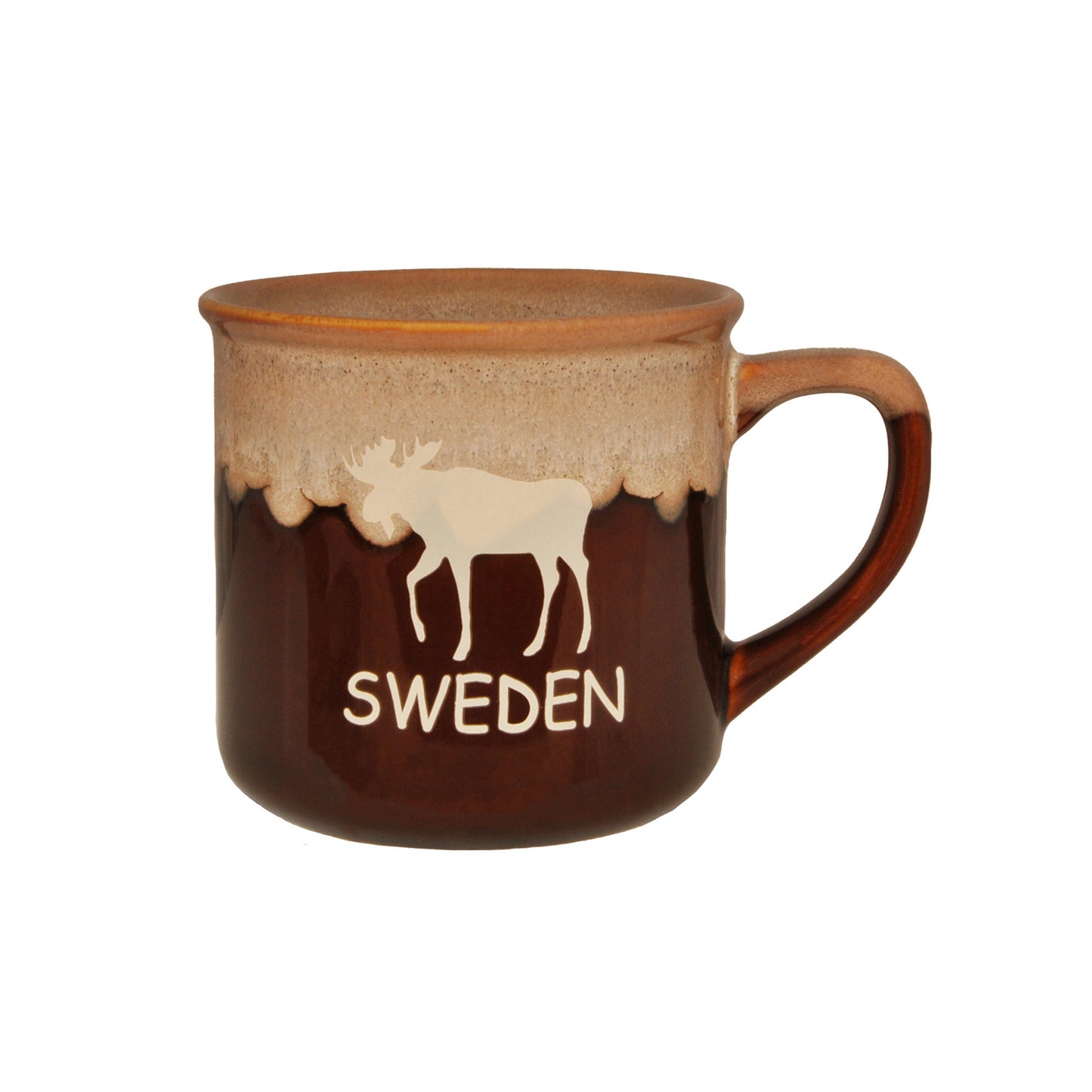 Brun stengodsmugg med älgmotiv och texten "Sweden" – perfekt souvenir från Sverige, idealisk för kaffe och älgjakt. Finns även i svart.