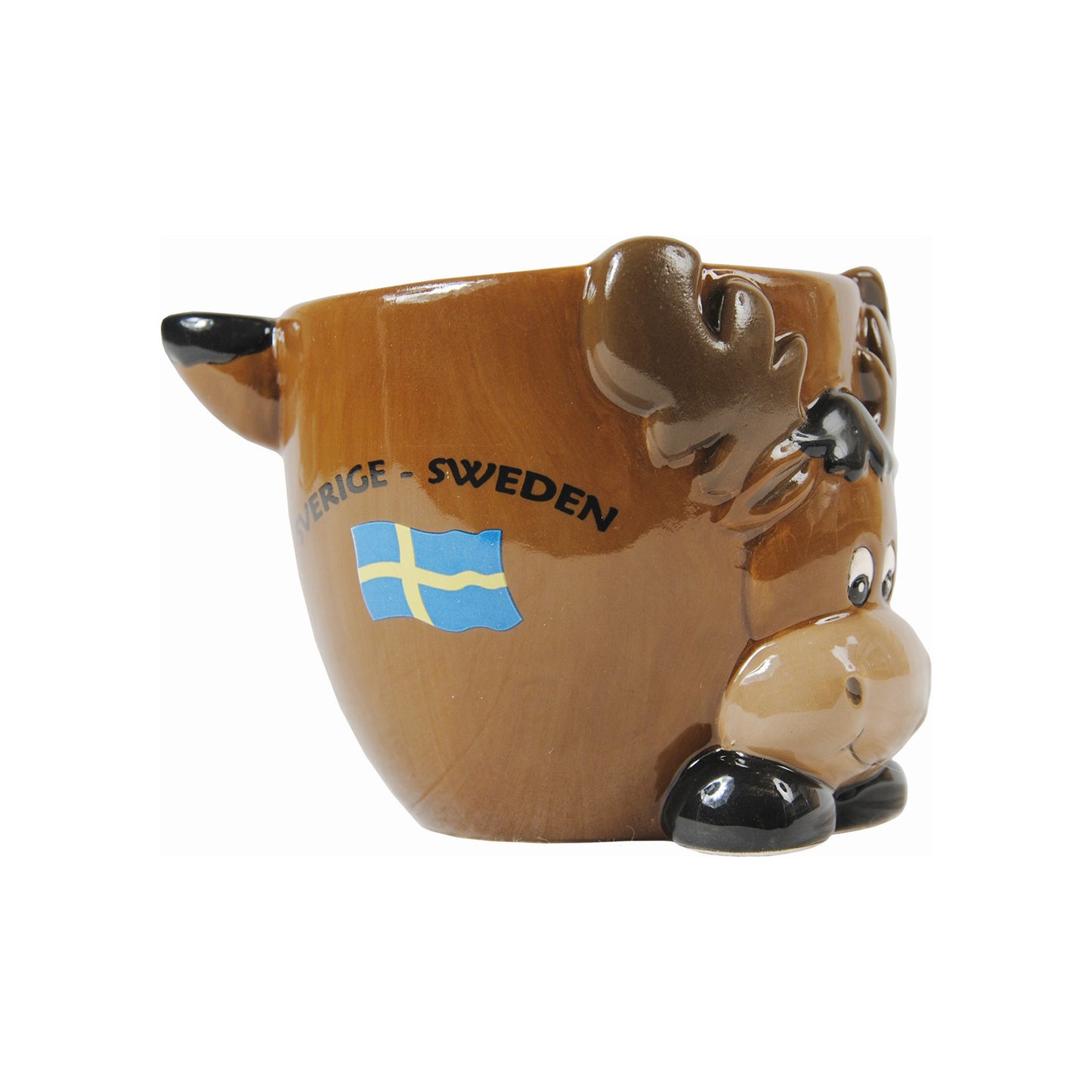 Sidan av keramikmugg med 3D-älg – visar svensk flagga och texten Sverige – Sweden, rolig souvenir i unik design.