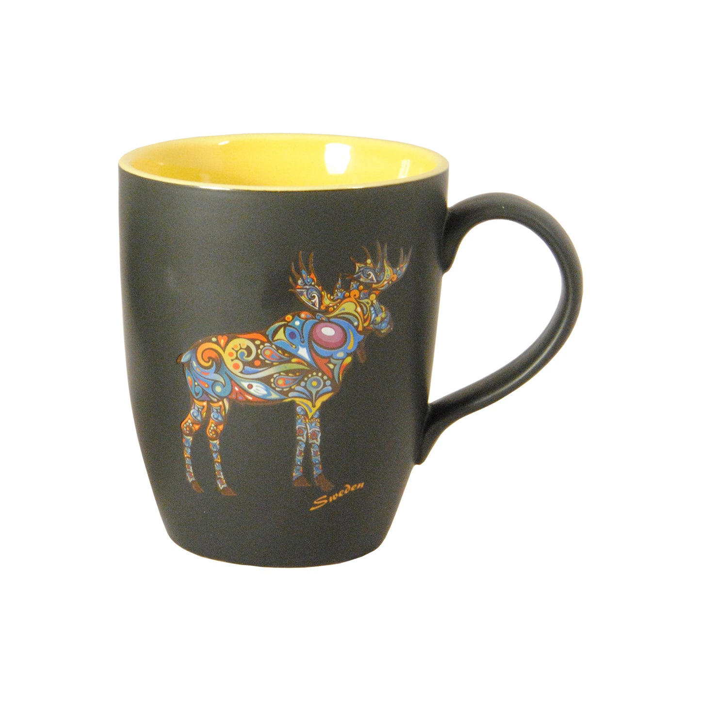 Svart mugg med gul insida, texten "Sweden" och en färgrik älg, designad på en matt svart yta.