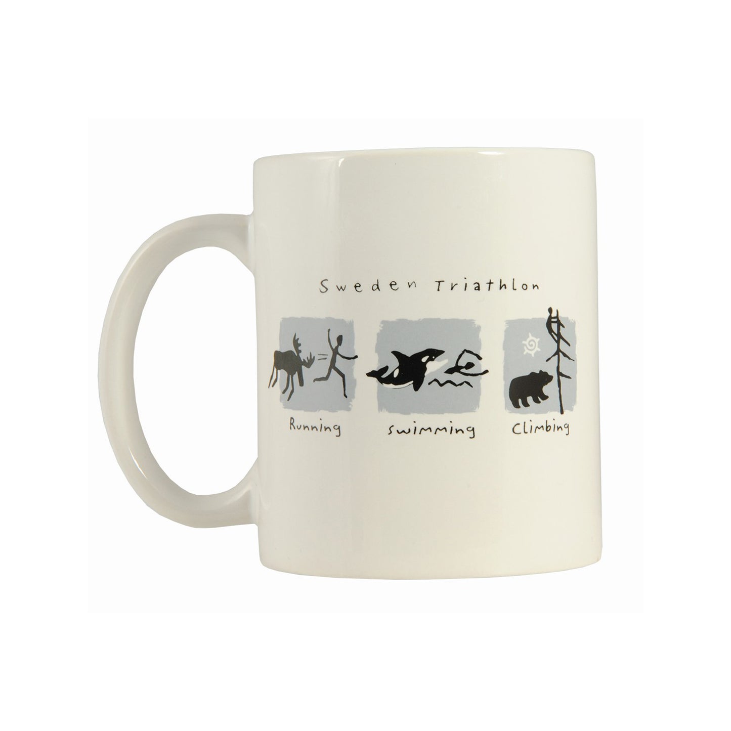 Vit mugg med roliga illustrationer av triathlon och texten 'Sweden Triathlon'. Illustrationerna föreställer en streckgubbe som springer ifrån en älg med texten "running" under. En steckgubbe som simmar ifrån en späckhuggare med texten "swimming" under och en streckgubbe som klättrar upp i ett träd för att undkomma en björn med texten Climbing under.