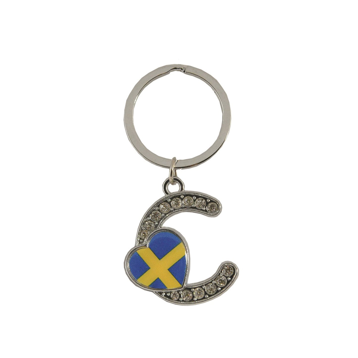 Metallnyckelring med bokstaven C. Bokstaven är dekorerad med glitterstenar. På bokstaven finns även ett hjärta med en svensk flagga.