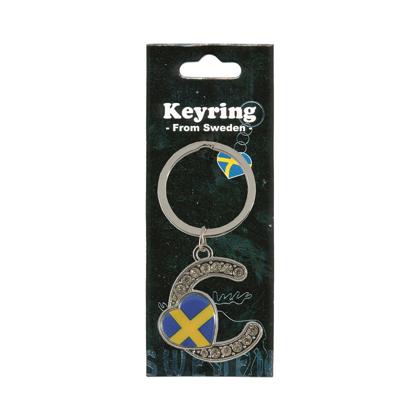 Metallnyckelring med bokstaven C. Bokstaven är dekorerad med glitterstenar. På bokstaven finns även ett hjärta med en svensk flagga. Visas här i sin förpackning. Svart förpackning med texten "Keyring från Sweden" i vitt.