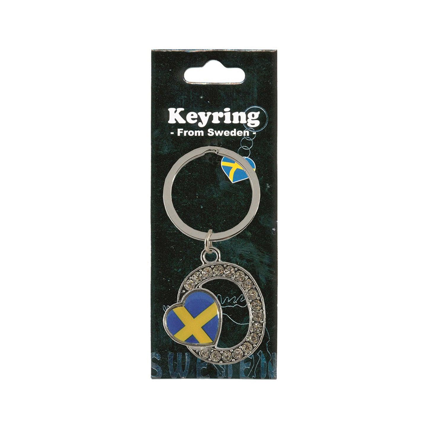 Metallnyckelring med bokstaven O. Bokstaven är dekorerad med glitterstenar. På bokstaven finns även ett hjärta med en svensk flagga. Visas här i sin förpackning. Svart förpackning med texten "Keyring från Sweden" i vitt.