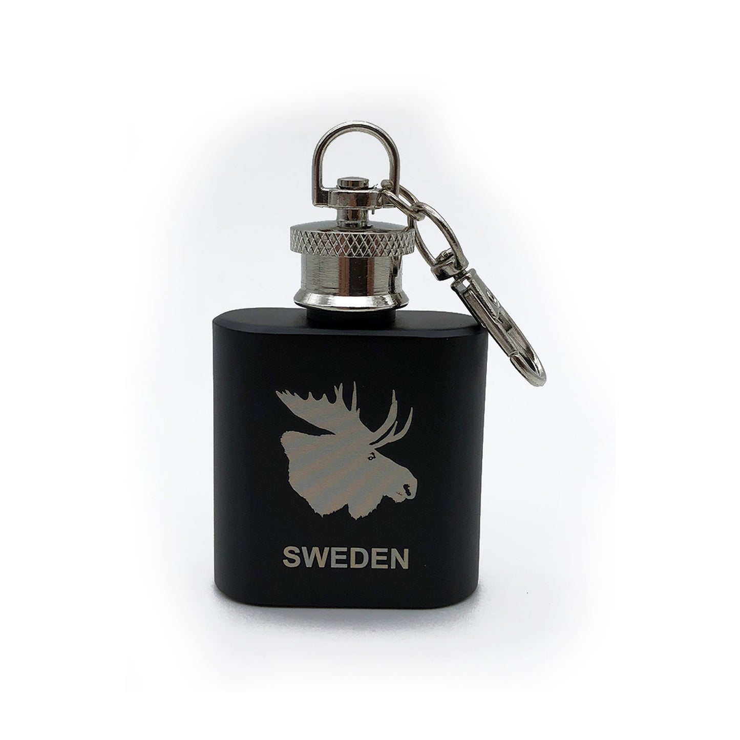 Mattsvart nyckelringsfickplunta i rostfritt stål med silvertryck. Motivet visar en älg och texten ”Sverige”. Pluntan är cirka 6 cm hög och 4 cm bred och har en fastsatt kork.