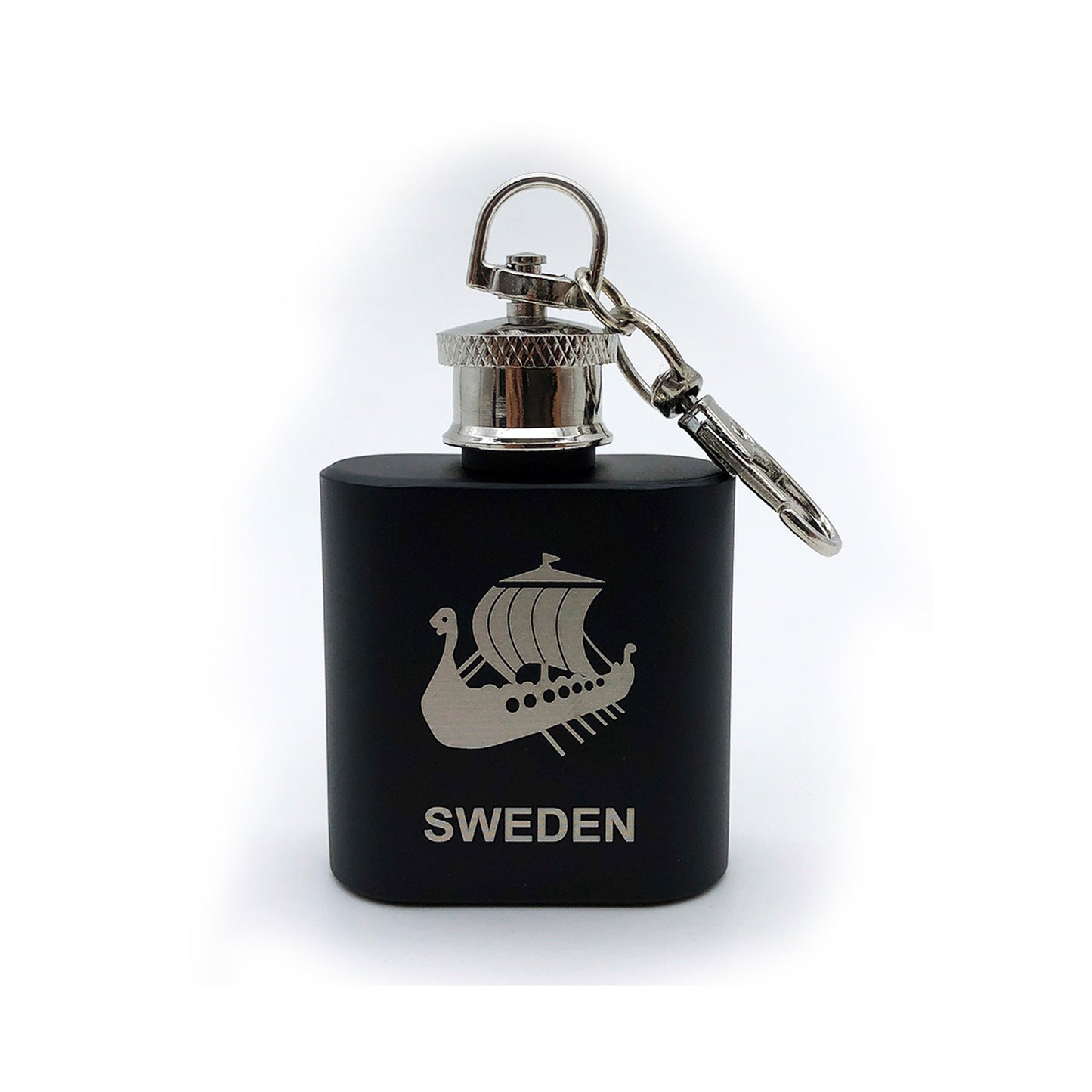 Mattsvart nyckelringsfickplunta i rostfritt stål med silvertryck. Motivet visar ett vikingaskepp och texten ”Sverige”. Pluntan är cirka 6 cm hög och 4 cm bred och har en fastsatt kork.
