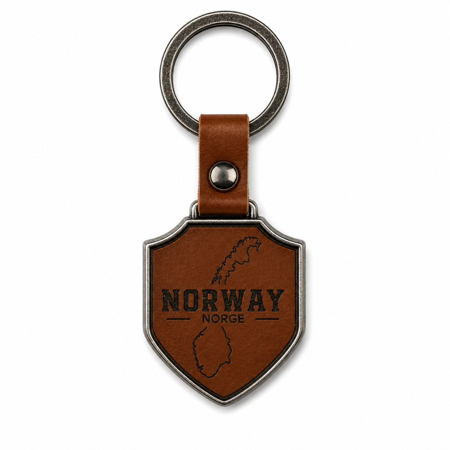 Baksidan av nyckelring i metall som hänger i ett brunt läderband med metallring. Nyckelringen är sköld formad och pryds av texten "Norway - Norge" och Norgekartan på brunt läder.