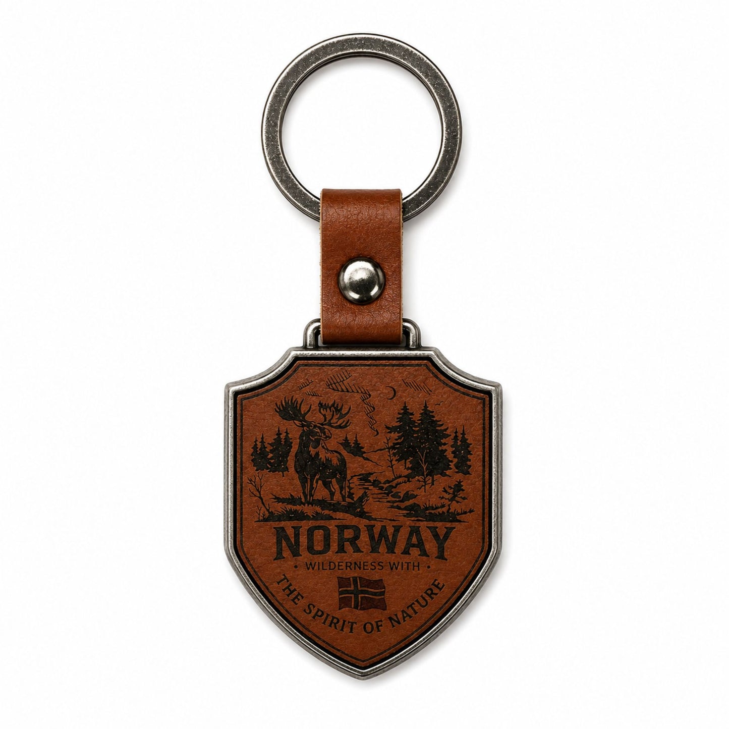 Baksidan av nyckelring i metall som hänger i ett brunt läderband med metallring. Nyckelringen är sköld formad och pryds av älgmotiv, Norge flaggan och texten "Norway Wilderness with the spirit of nature" på brunt läder.