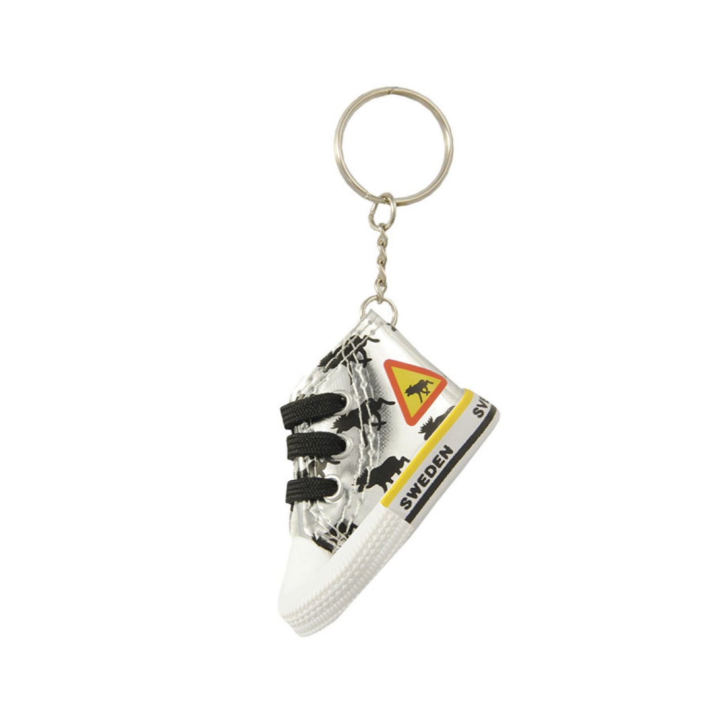 Nyckelring formad som en silverfärgad sneaker med svarta älgar och älgskylt samt texten "Sweden" på sulan, 7x4 cm – trendig souvenir att hänga på väska eller ryggsäck.