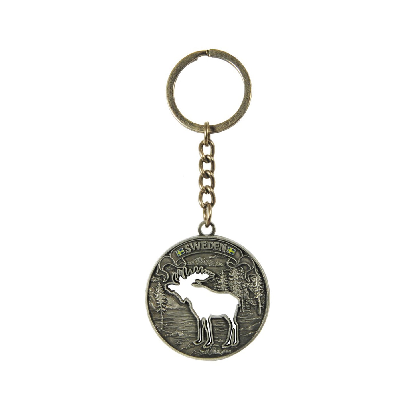 Metallnyckelring med en ståtlig stående älg utskuren ur en rund platta, med ett vackert och detaljerat landskap i bakgrunden samt texten "Sweden".