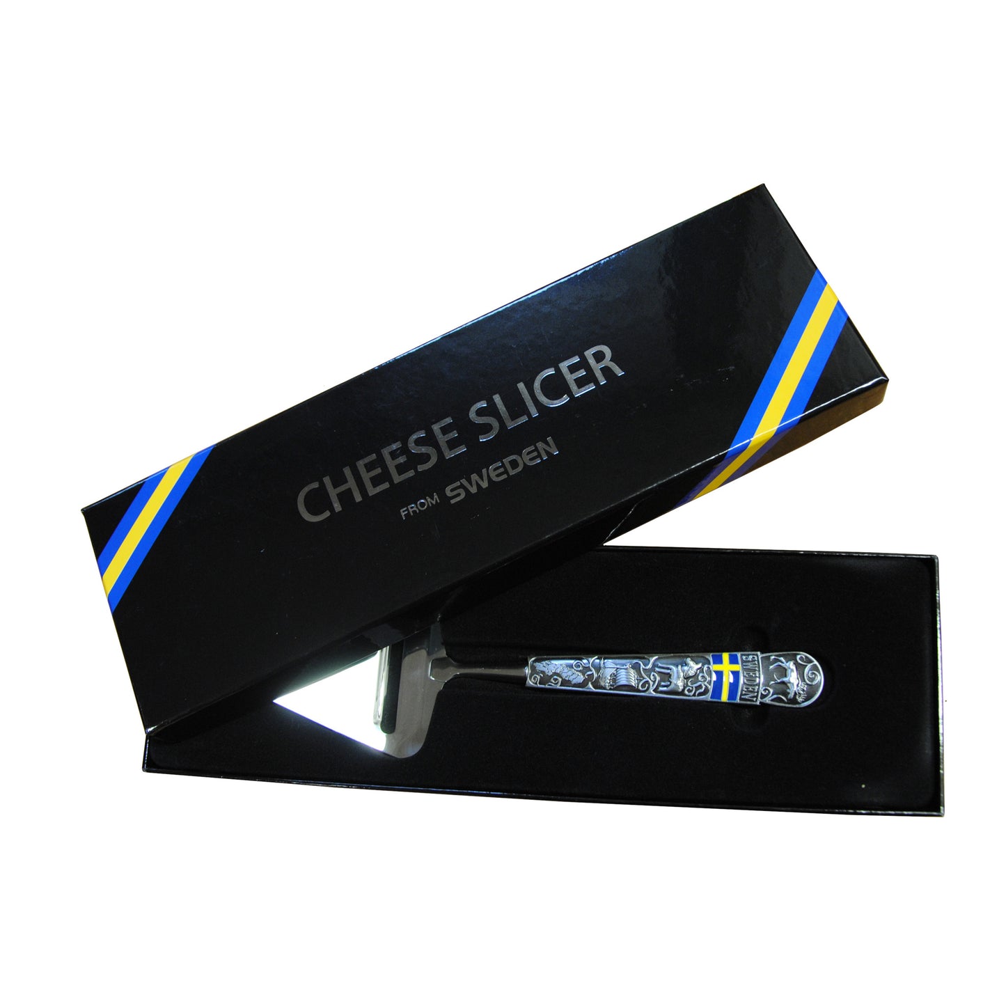 Osthyvel i metall med utskurna svenska motiv, i svart presentask med glågult band och texten 'Cheese slicer from Sweden'.