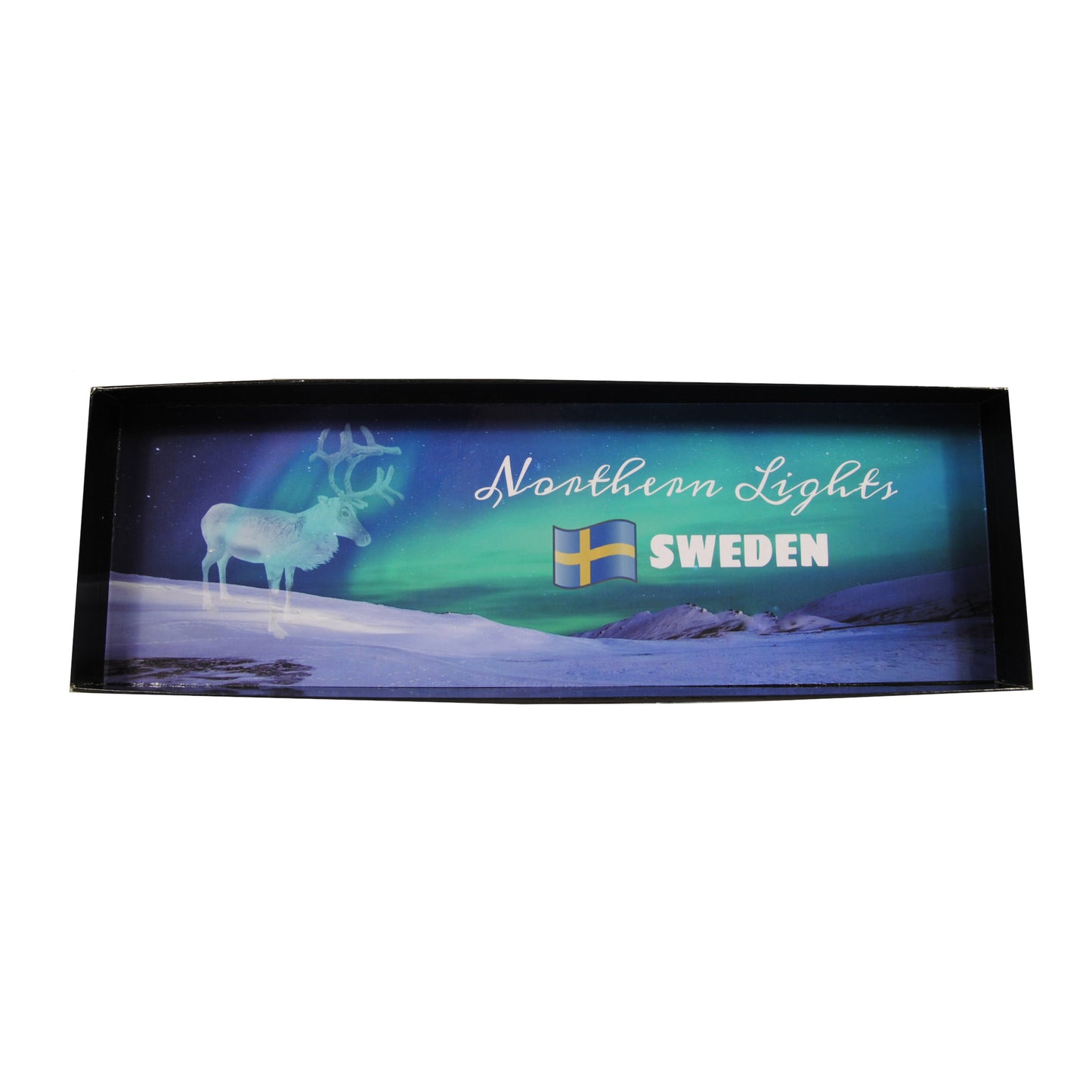 Insidan av presentaskens lock med norrskensmotiv, en ren, svensk flagga och texten 'Northern Lights Sweden'