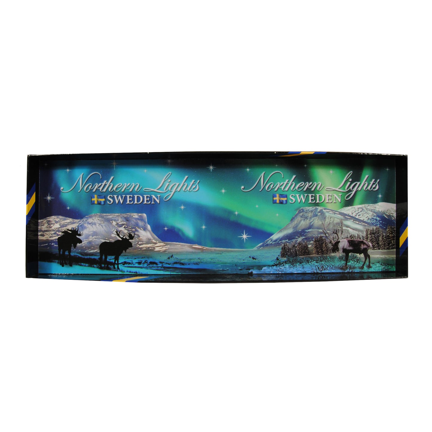 Insidan av presentaskens lock med norrskensmotiv, Lapporten, två älgar, en ren, två svenska flaggor och texten 'Northern Lights Sweden'.
