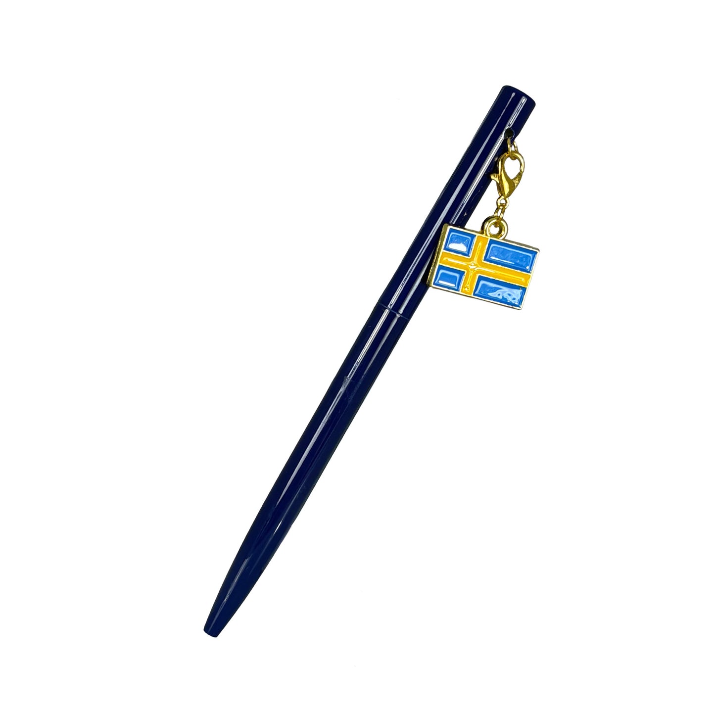Mörkblå penna med hängande berlock i form av svenska flaggan.