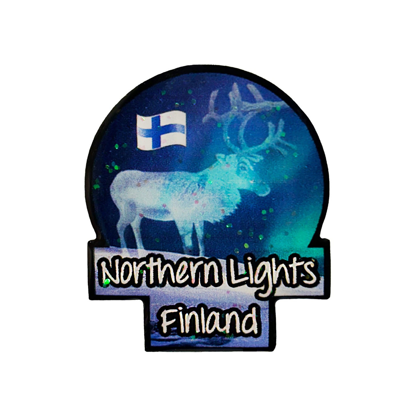 Souvenirpin med norrskensmotiv – snöigt fjällandskap med ren, norrsken i bakgrunden och finska flaggan på himlen. Texten "Finland" och "Northern Lights" nedtill.