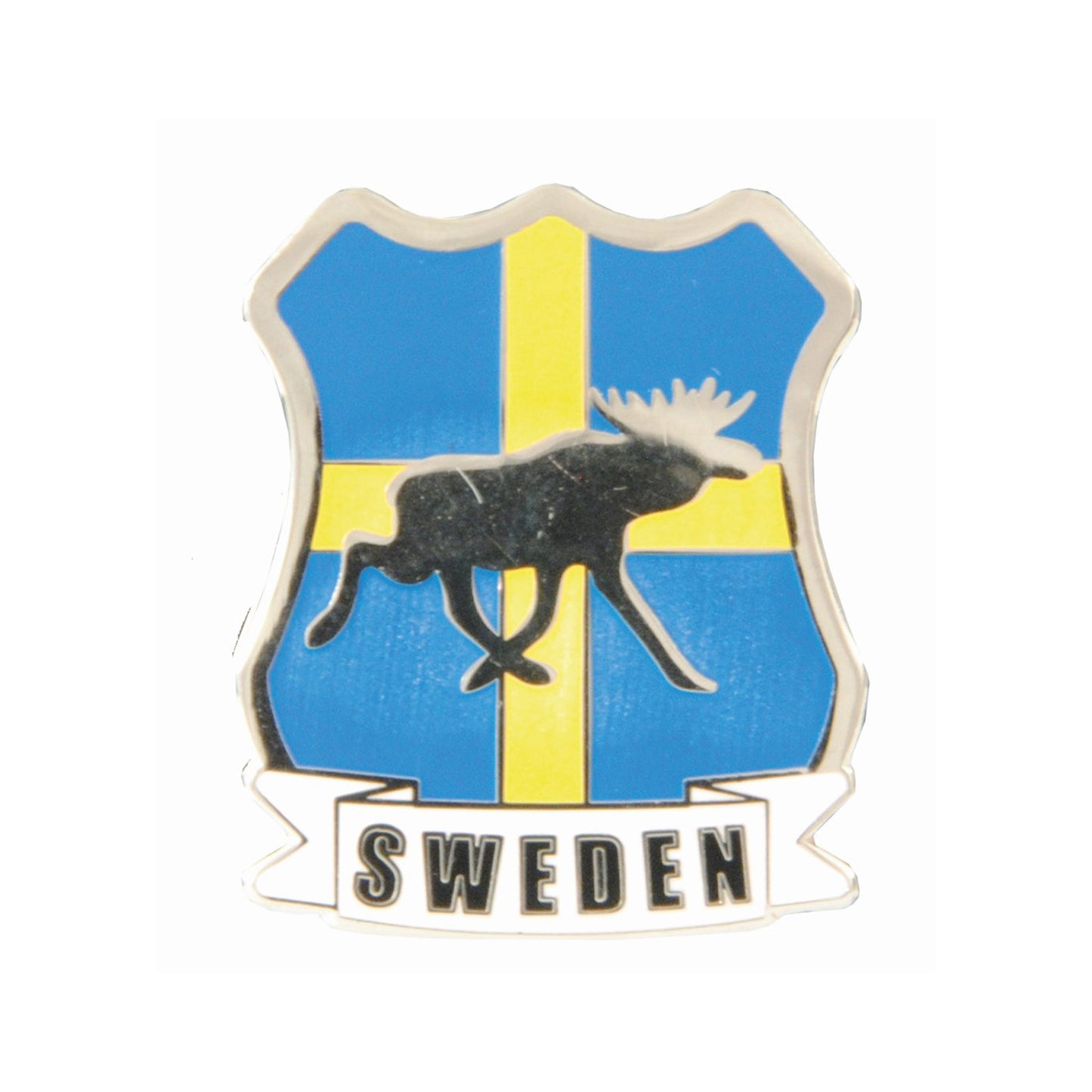 Emaljpin med silverfärgad älgsiluett framför svensk flagga och texten Sweden.