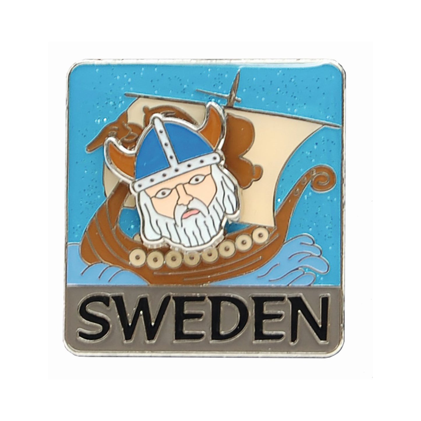 Souvenirpin med vikingaskepp, glitter i himlen och rörligt vikingahuvud i 3D – texten Sweden framtill. Tillverkad i emalj med epoxy för glansig yta och fina detaljer.