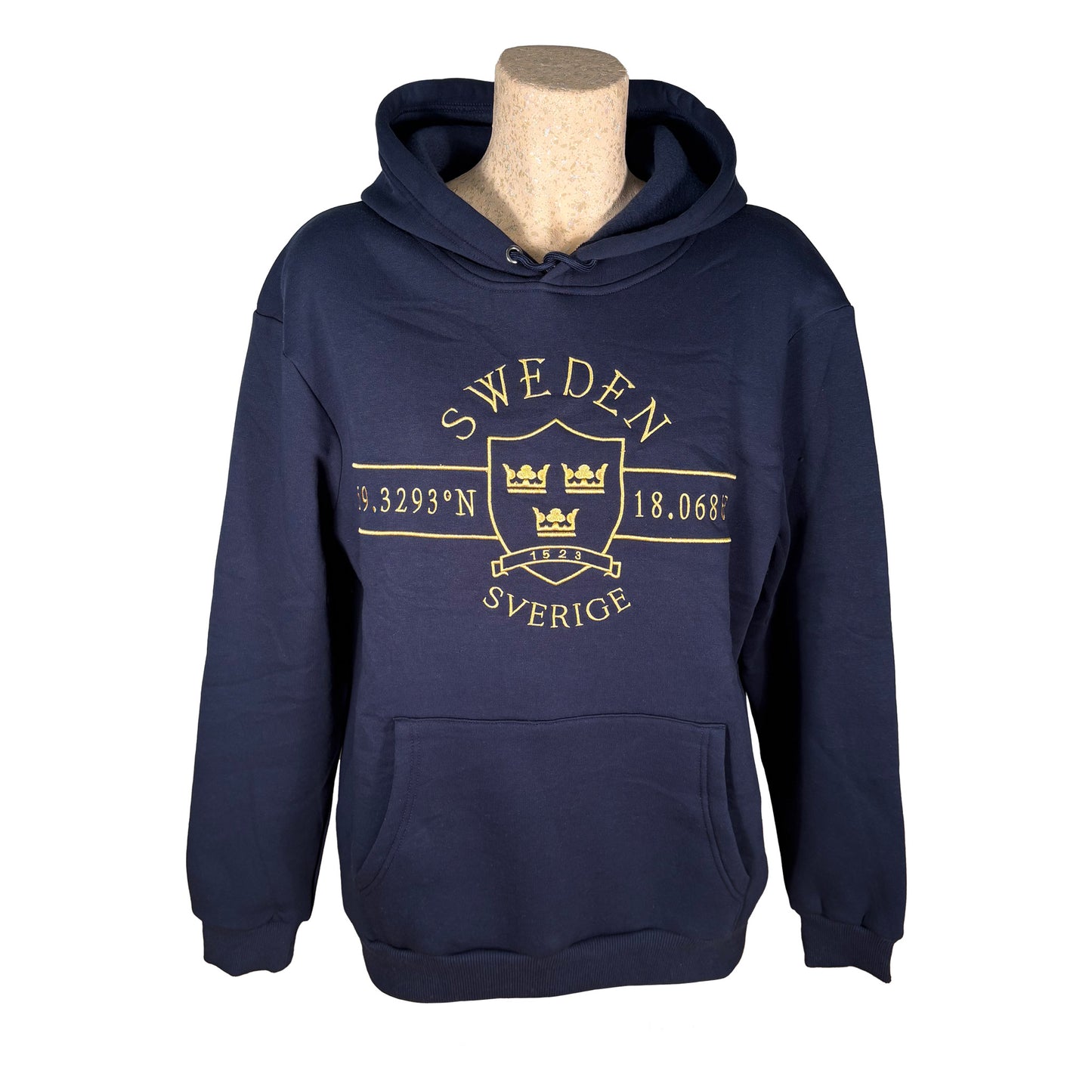 Mörkblå hoodie med ett tidlöst guldfärgat motiv inspirerat av svensk historia - här med snörena innaför tröjan för att visa hela motivet.