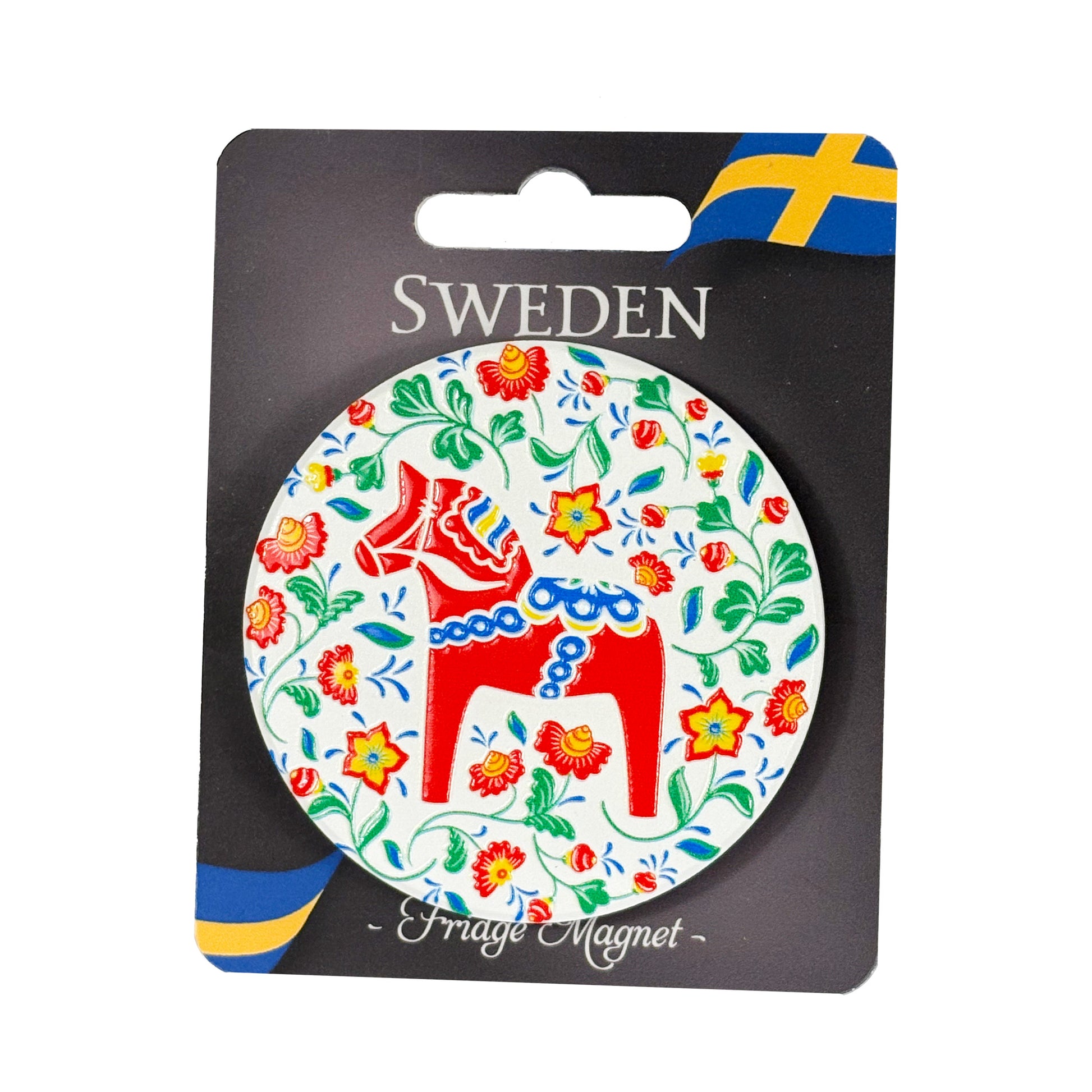 Rund magnet med röd dalahäst på grå hängetikett med texten "SWEDEN - Fridge Magnet" och svensk flagga i övre hörnet.