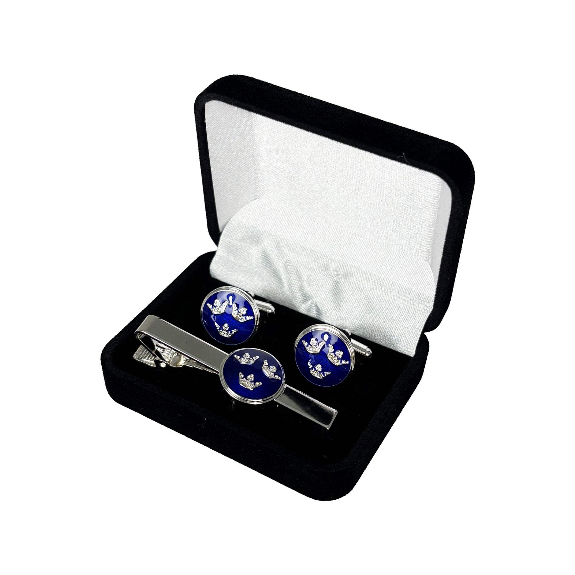 Elegant set med slipsnål och manschettknappar i silverfärgad metall med Tre Kronor på blå bakgrund, levererat i en fin presentask.