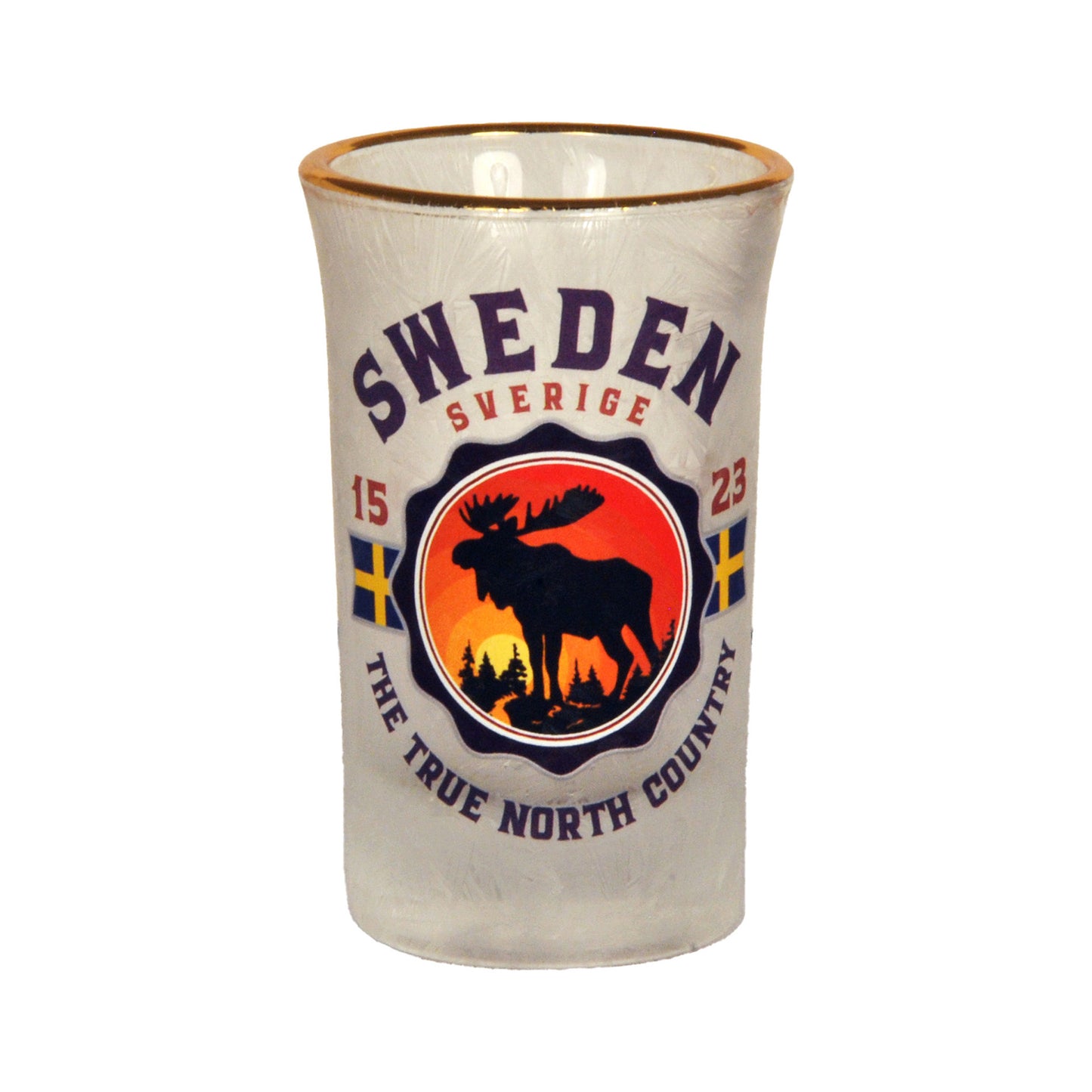 Stilfullt shotglas med frostad yta och guldkant, prytt med en älg på ett berg i solnedgången, två svenska flaggor, texten "SWEDEN – The True North Country" och årtalet 1523.
