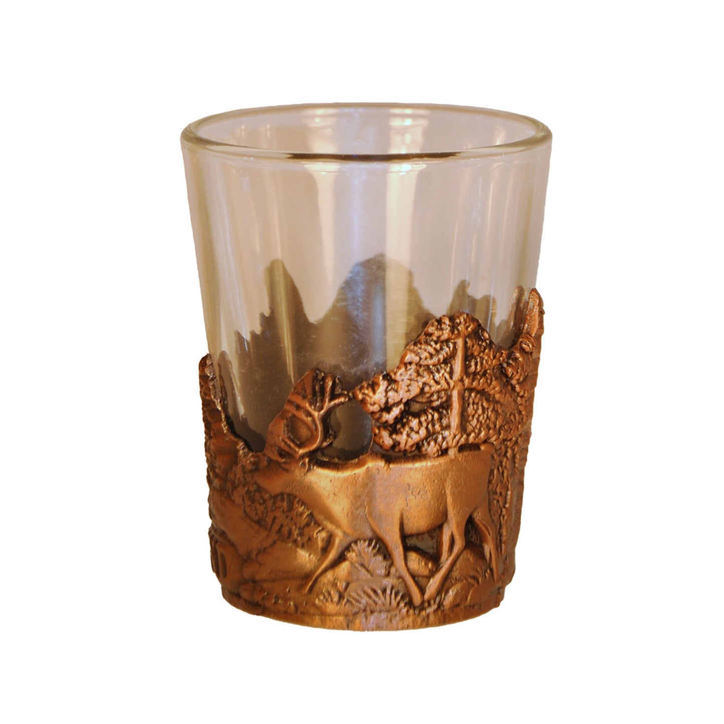 Shotsglas med skogsmotiv och en ren på metallomslaget, sedd från sidan.