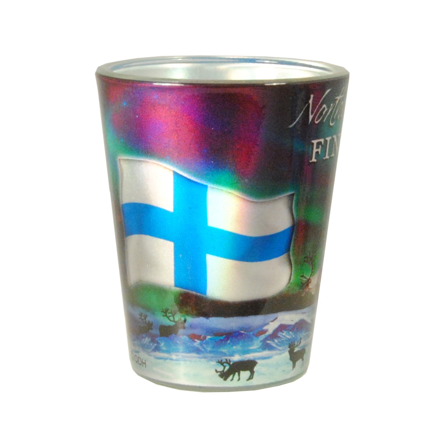 Shotsglas med skimrande norrsken, finsk flagga och snöbeklätt fjällandskap med ren-siluetter.