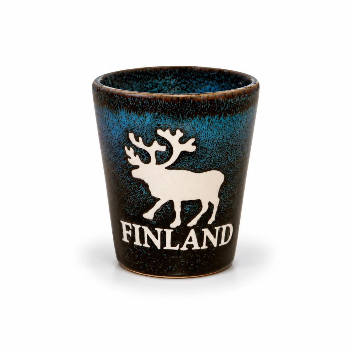 Rutstikt blått shotglas med motiv av en ren och texten "Finland", perfekt för snaps eller shots. En festlig souvenir med finsk touch.