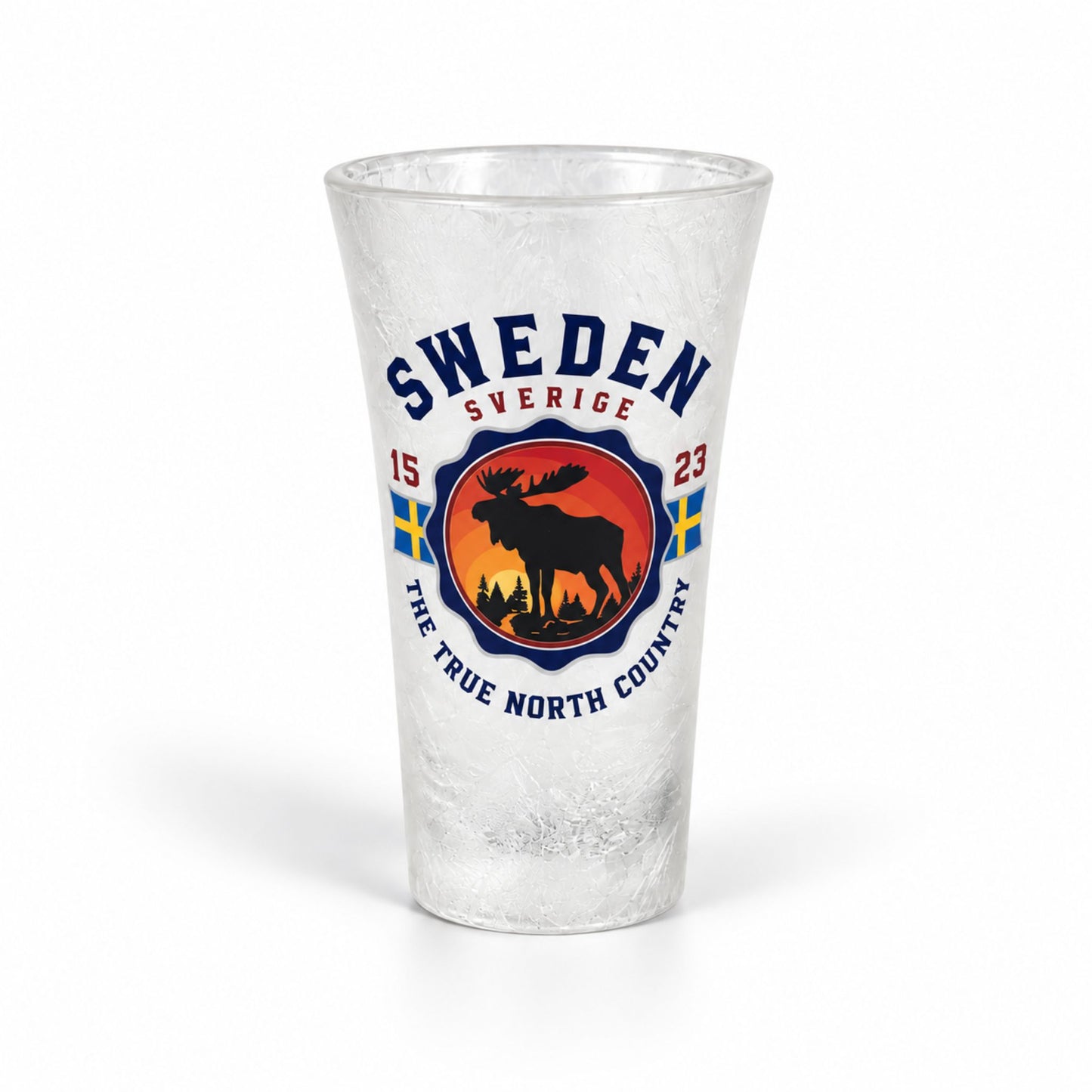 Shotsglas i frostat glas med svenska flaggor, en älg i solnedgång och texten Sweden The True North Country,.