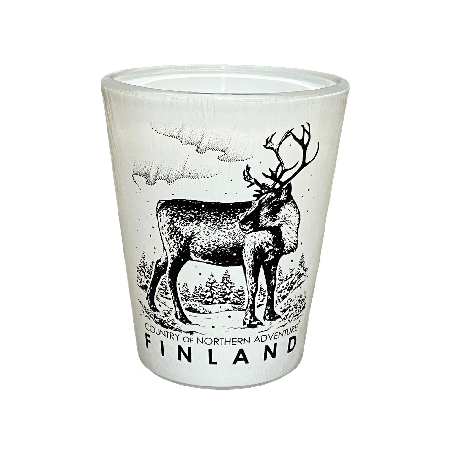 Vitt shotglas designat för att ge en isliknande yta, prytt med motiv av en ren och texten "Finland – Country of northern adventure".