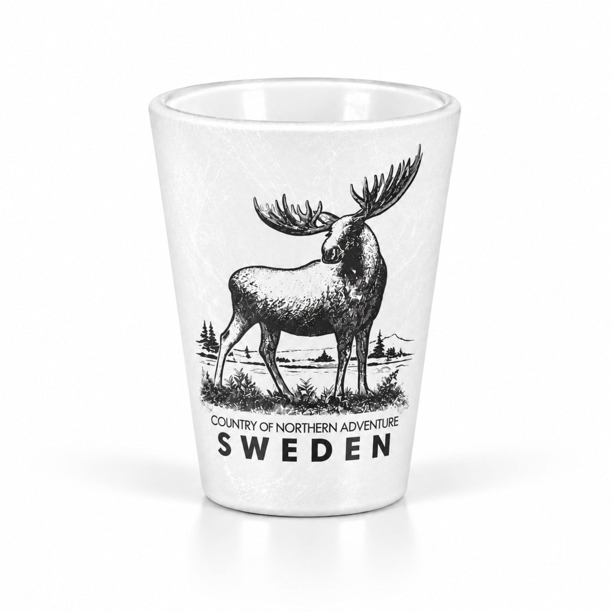 Vitt shotglas med en isliknande yta som ger en fräsch och frostig känsla. Prydd med ett stiliserat älgmotiv och texten "Sweden" i svart.