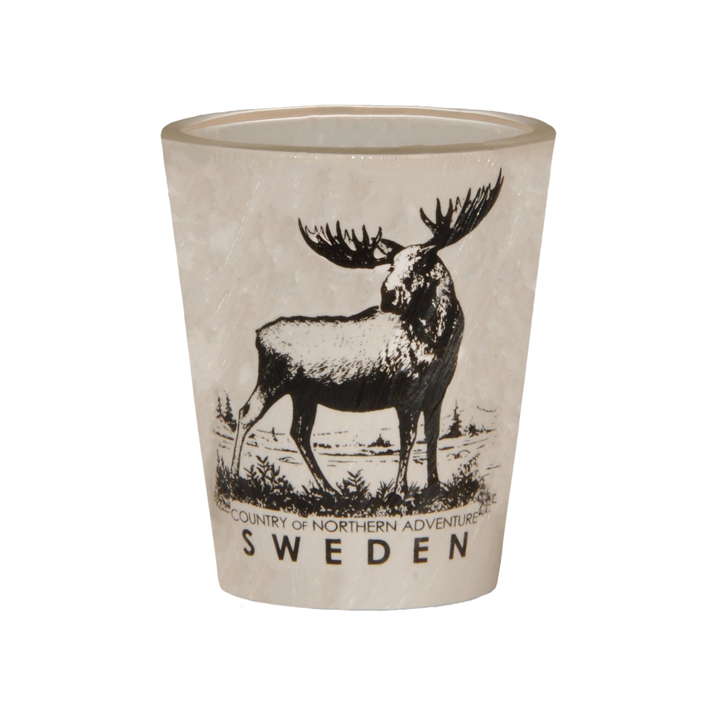 Vitt shotglas med en isliknande yta som ger en fräsch och frostig känsla. Prydd med ett stiliserat älgmotiv och texten "Sweden" i svart.